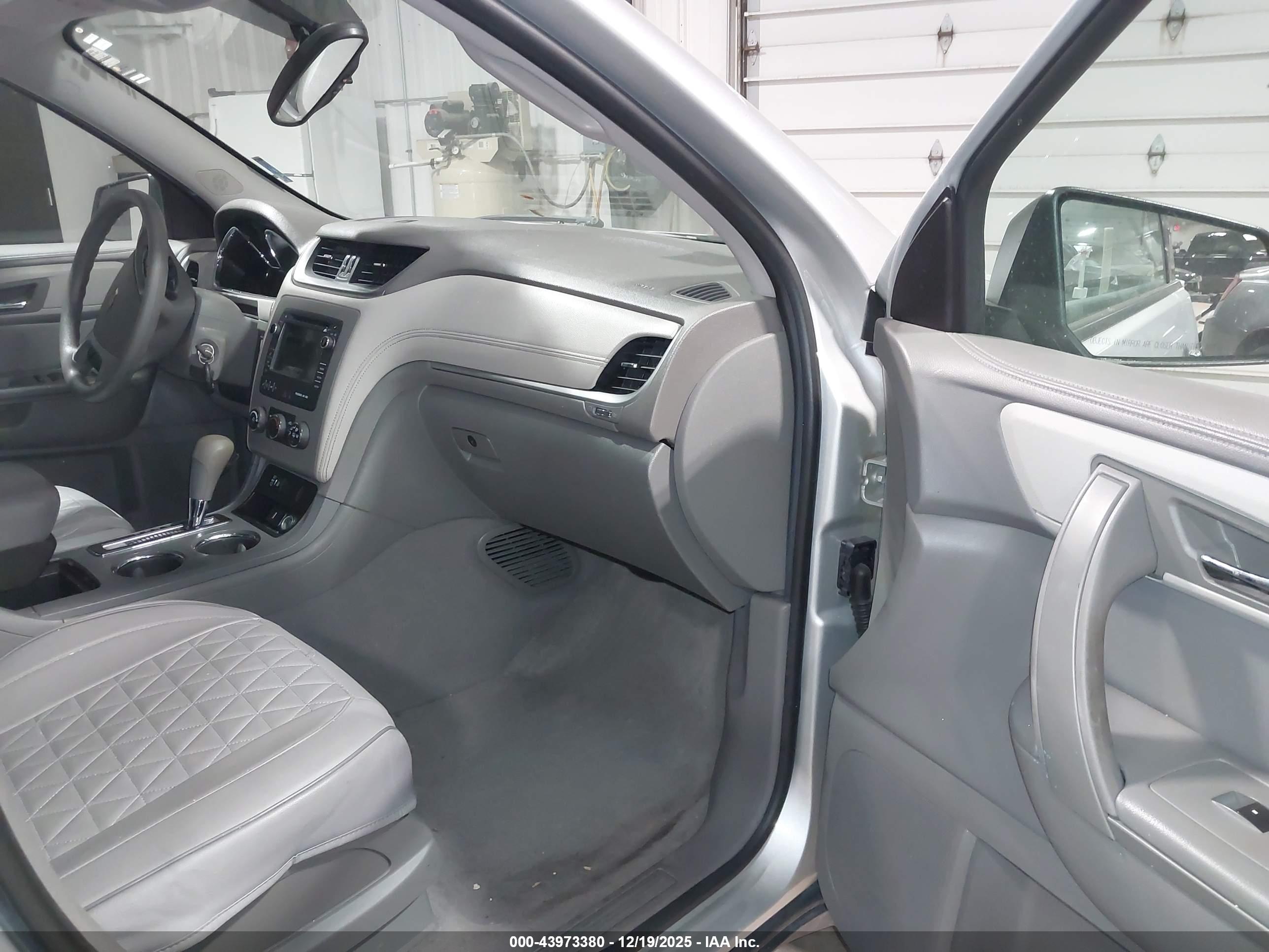 CHEVROLET TRAVERSE image 5