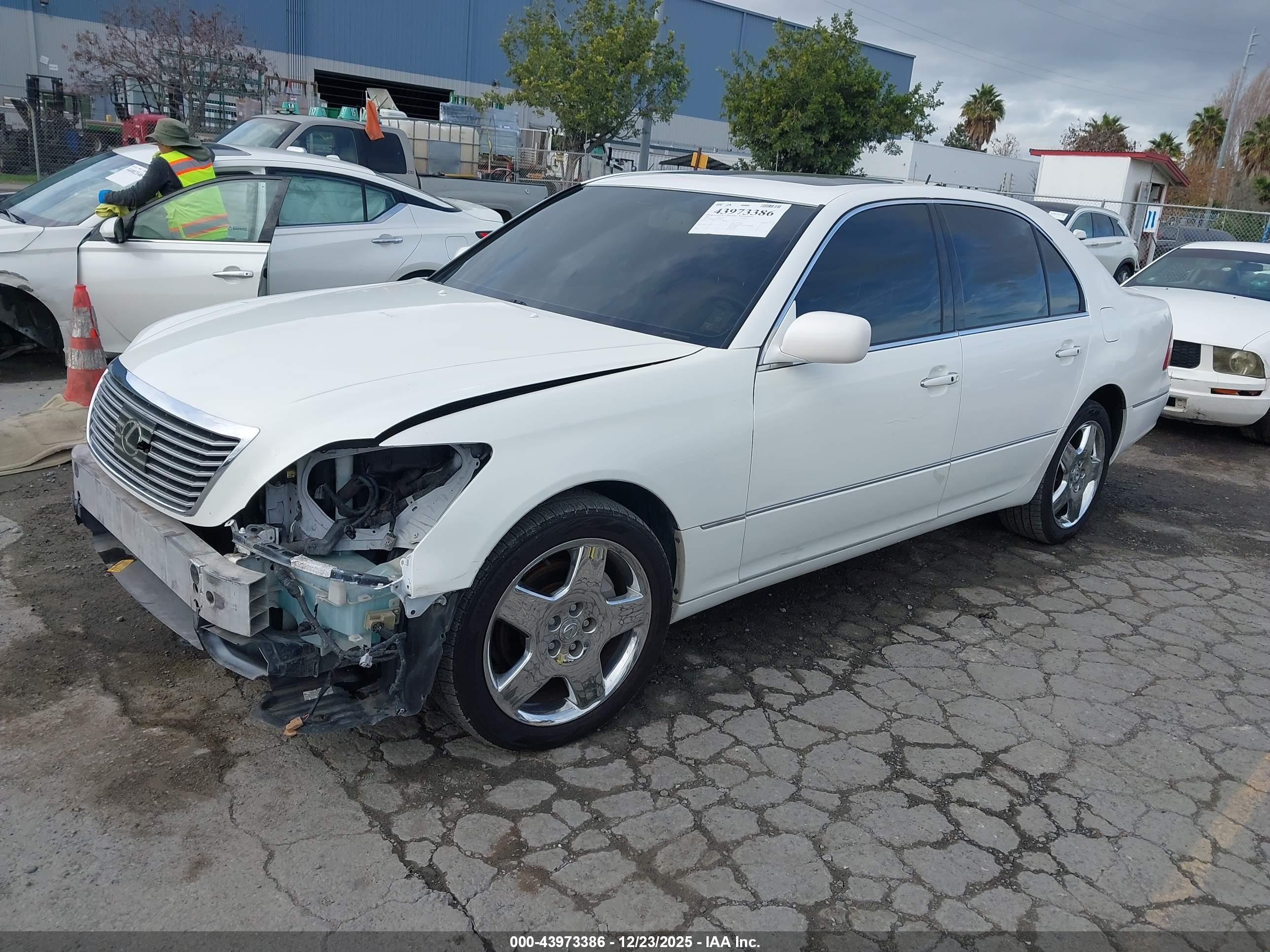 LEXUS LS image 2