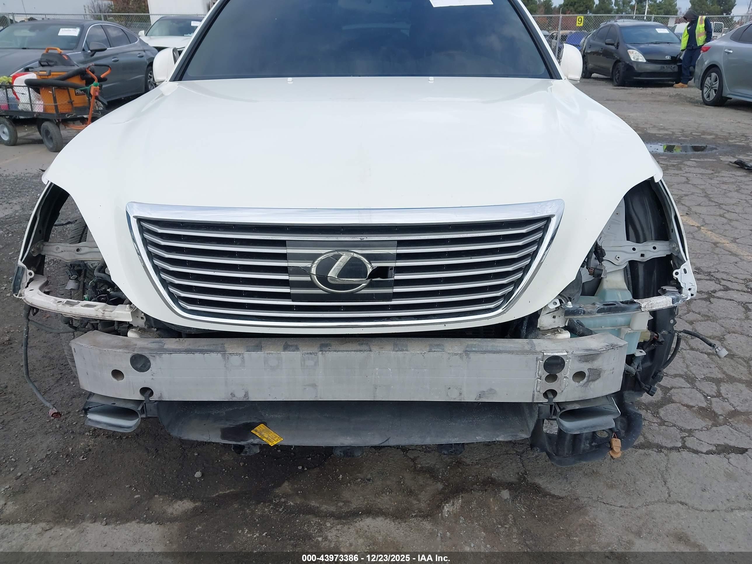 LEXUS LS image 6