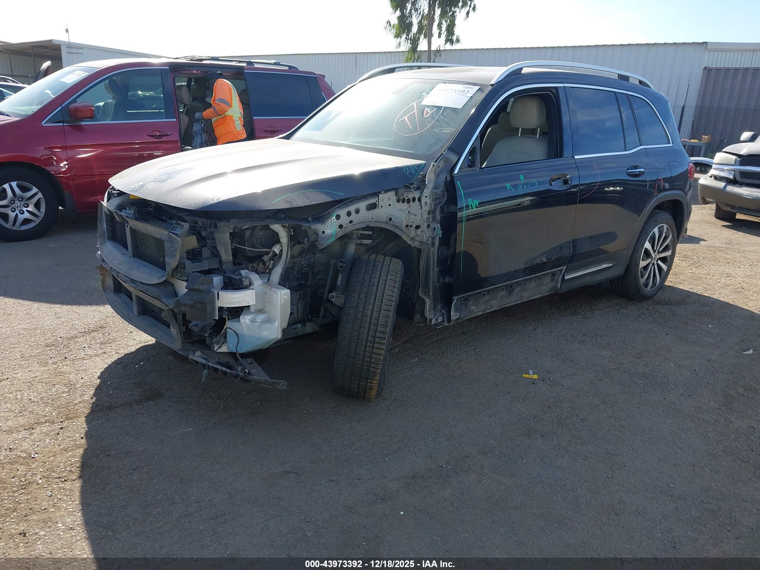MERCEDES-BENZ GLB image 2