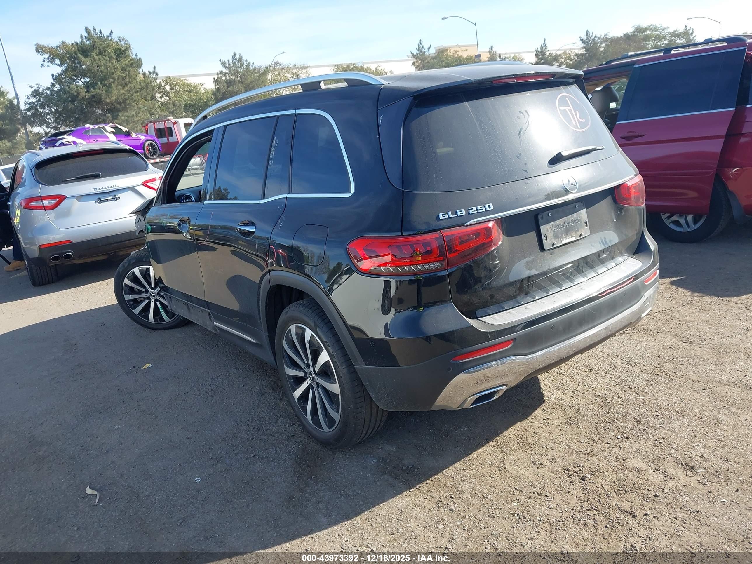 MERCEDES-BENZ GLB image 3