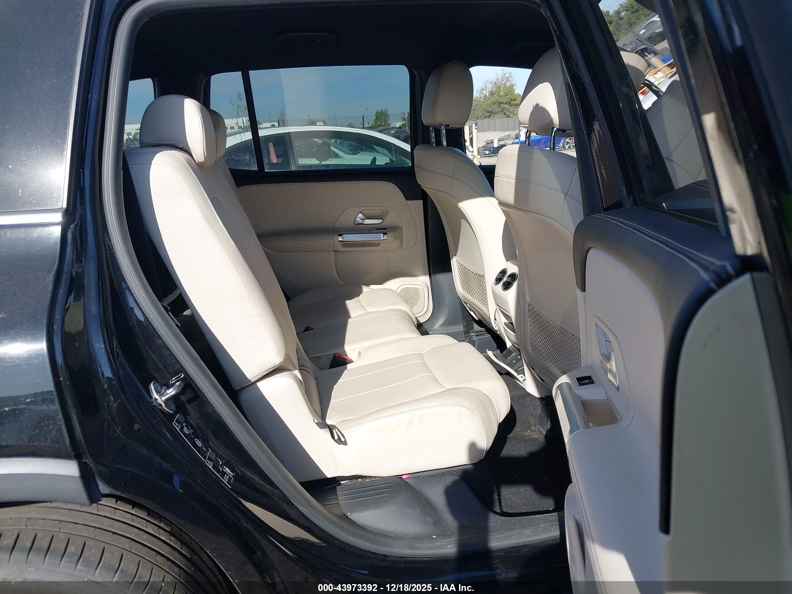 MERCEDES-BENZ GLB image 8