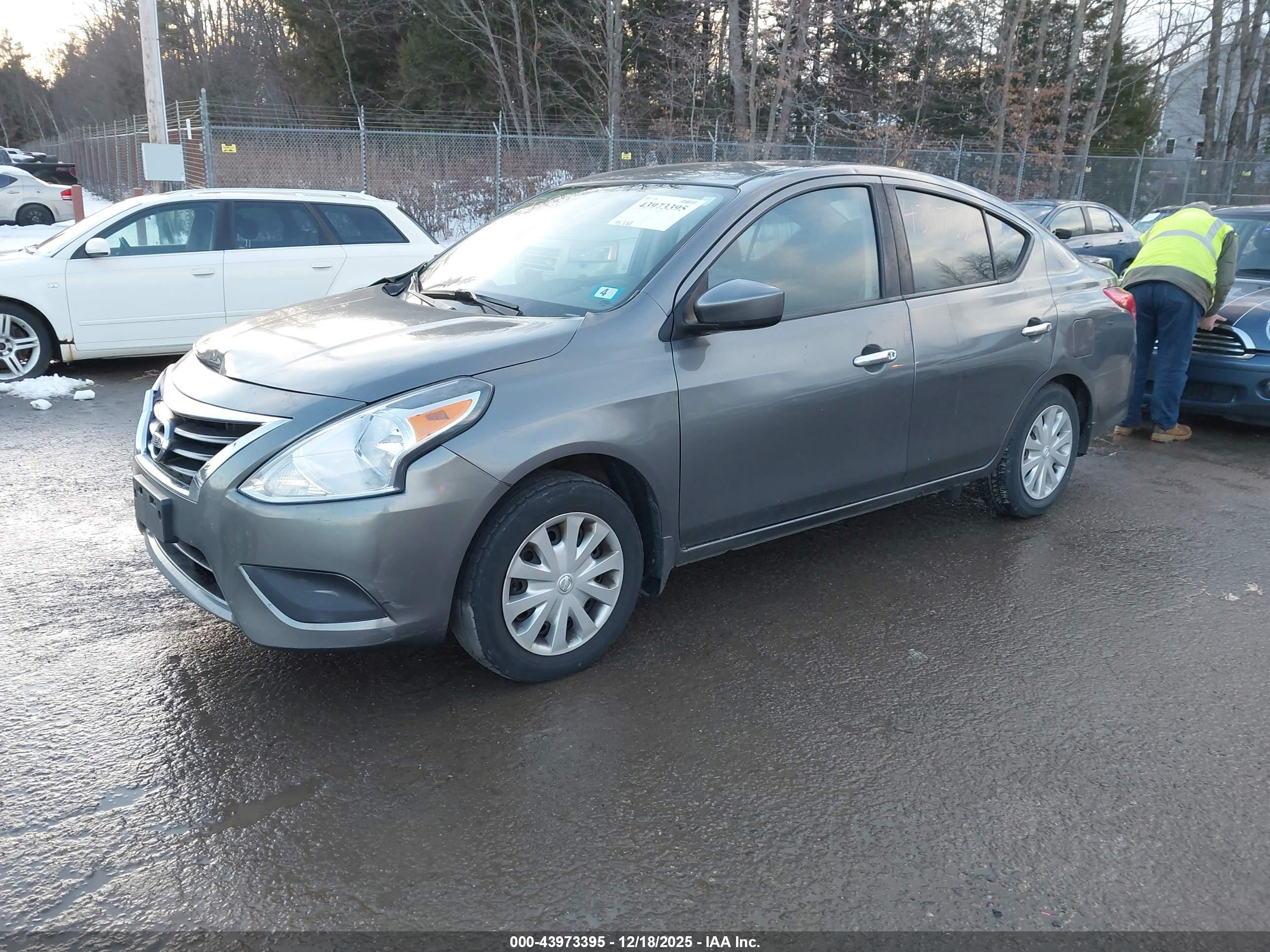 NISSAN VERSA image 2