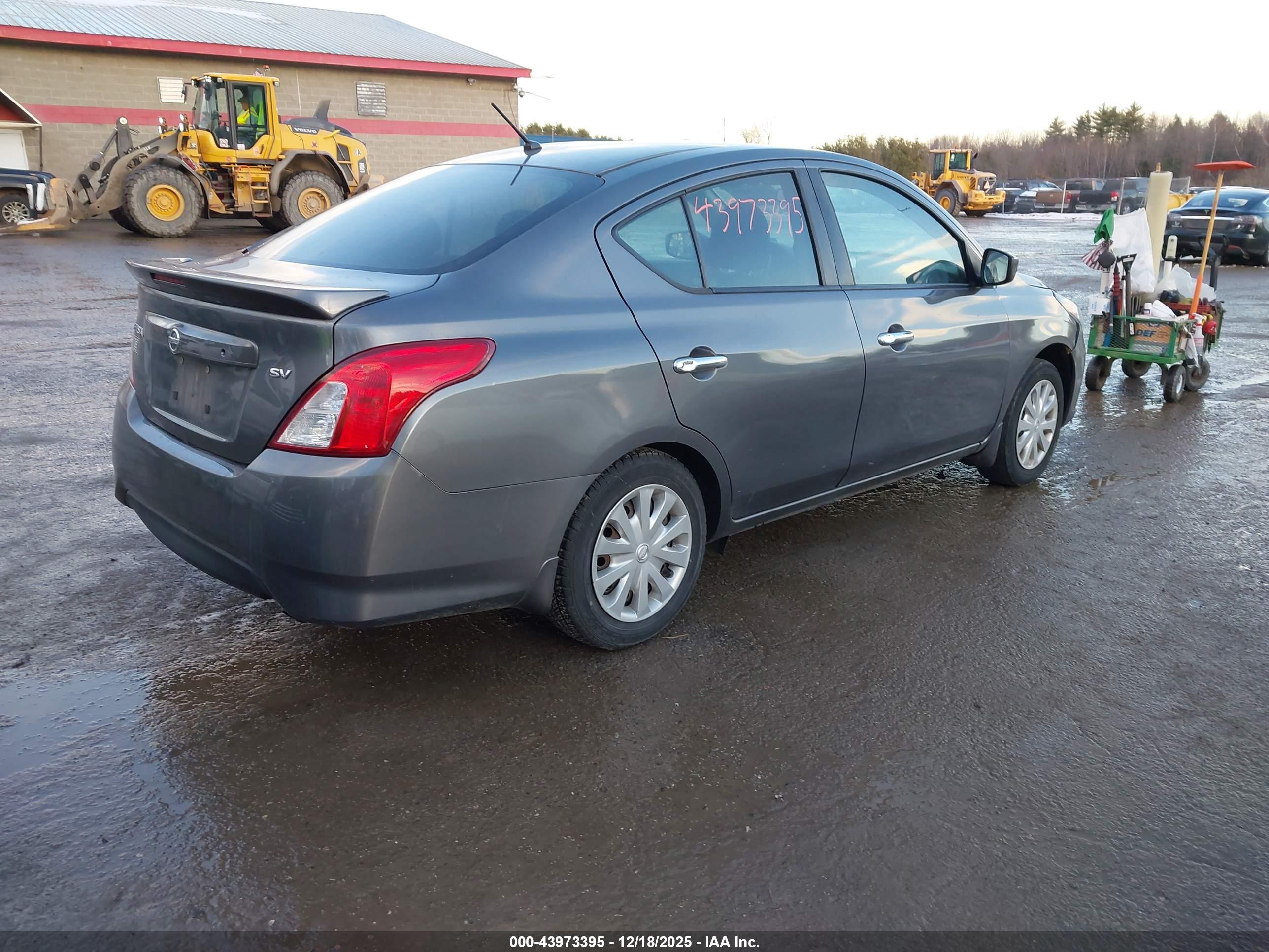 NISSAN VERSA image 4