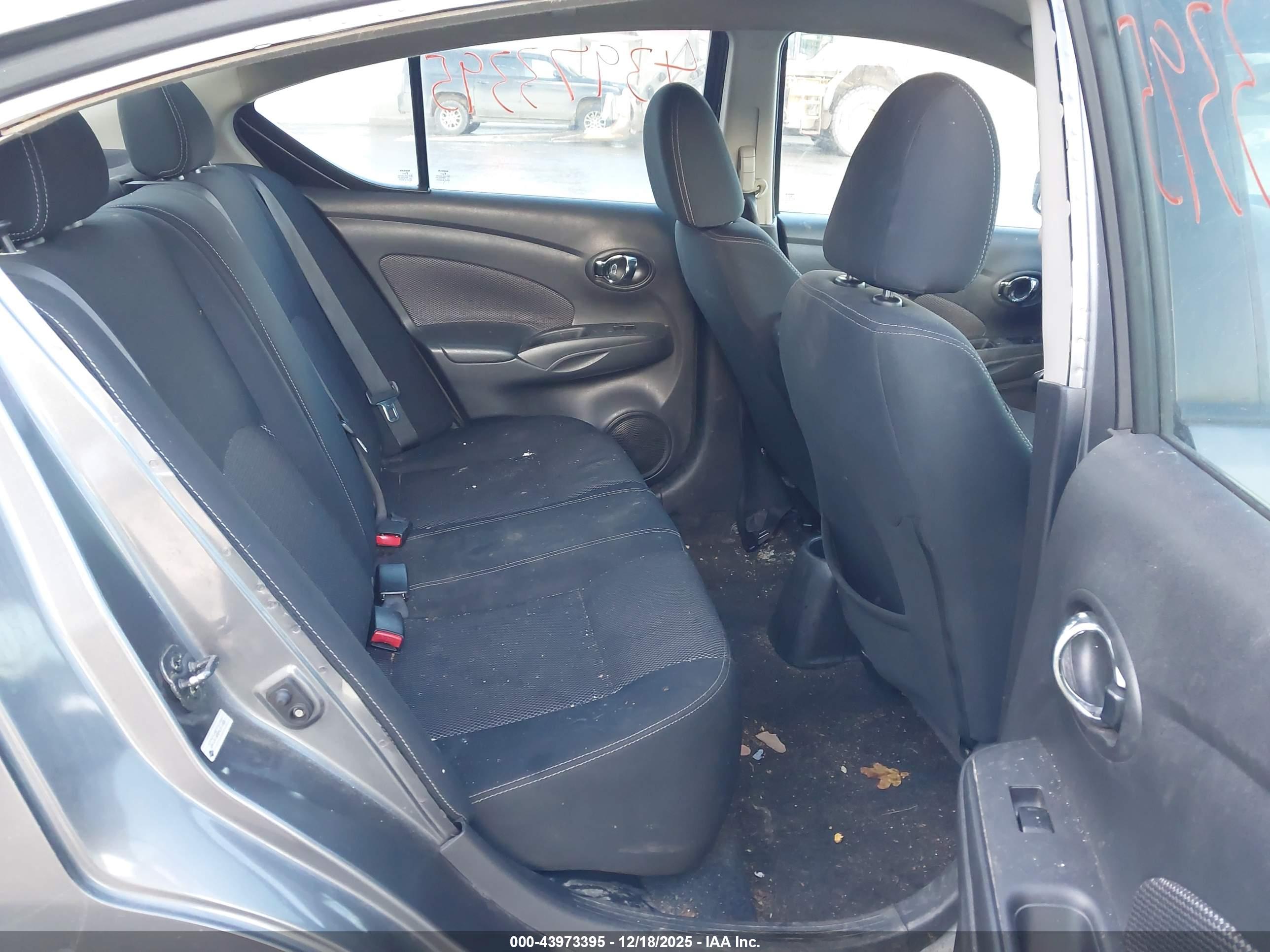NISSAN VERSA image 8