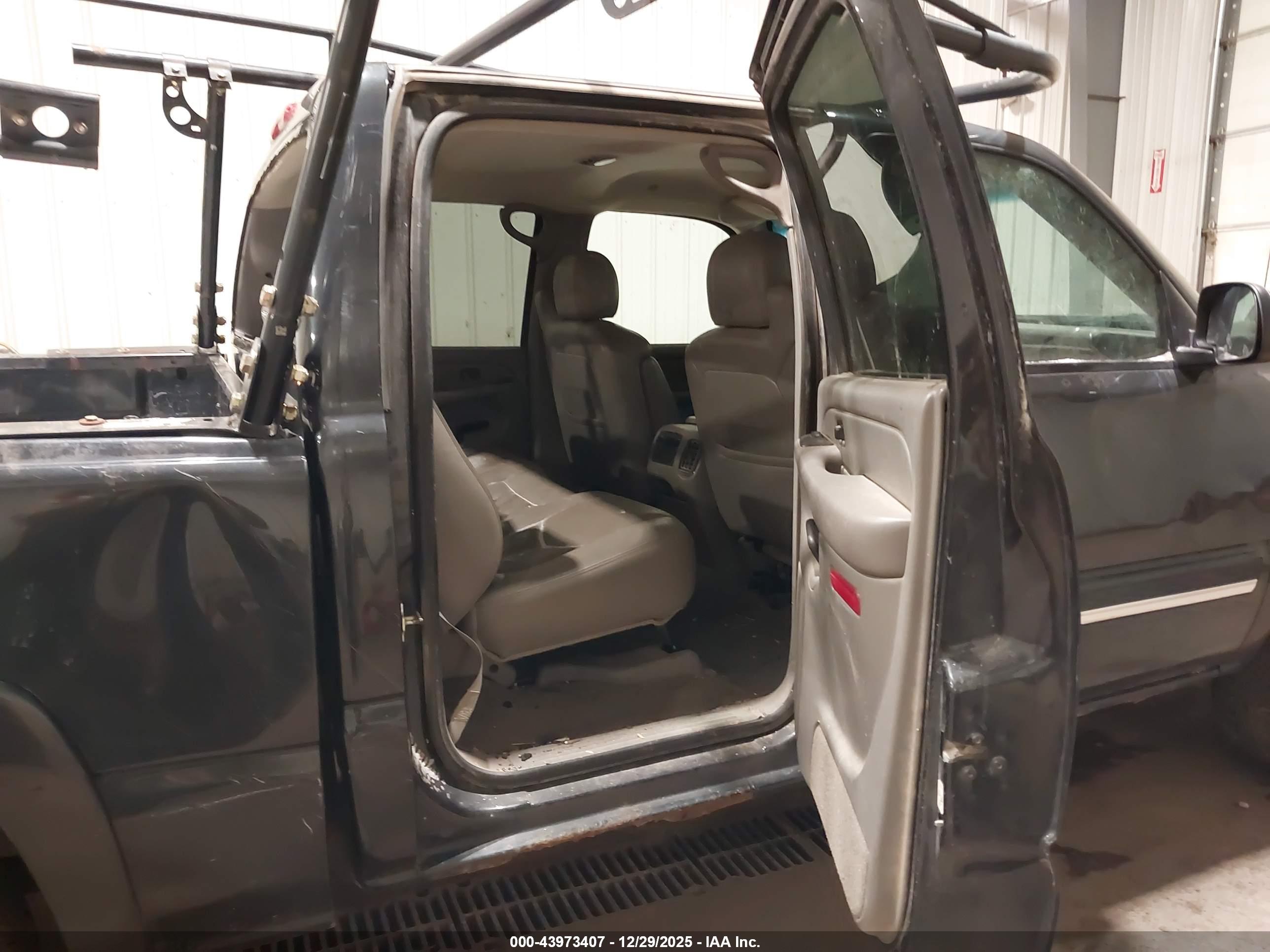 CHEVROLET SILVERADO image 8