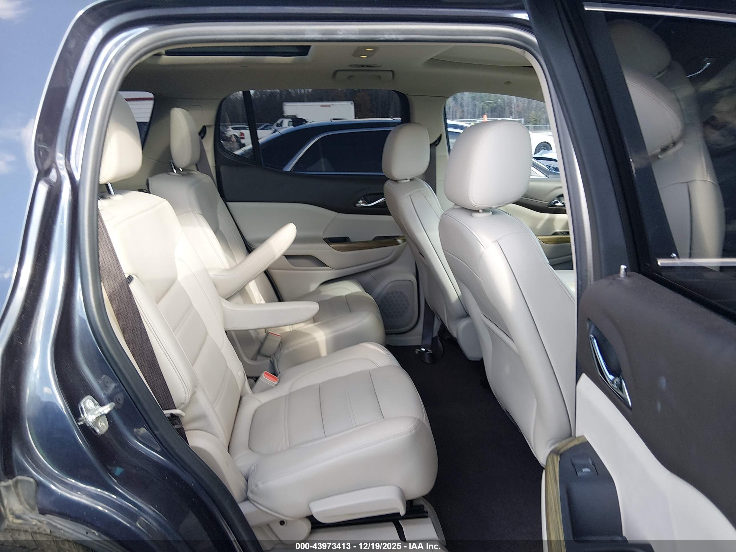 GMC ACADIA image 8