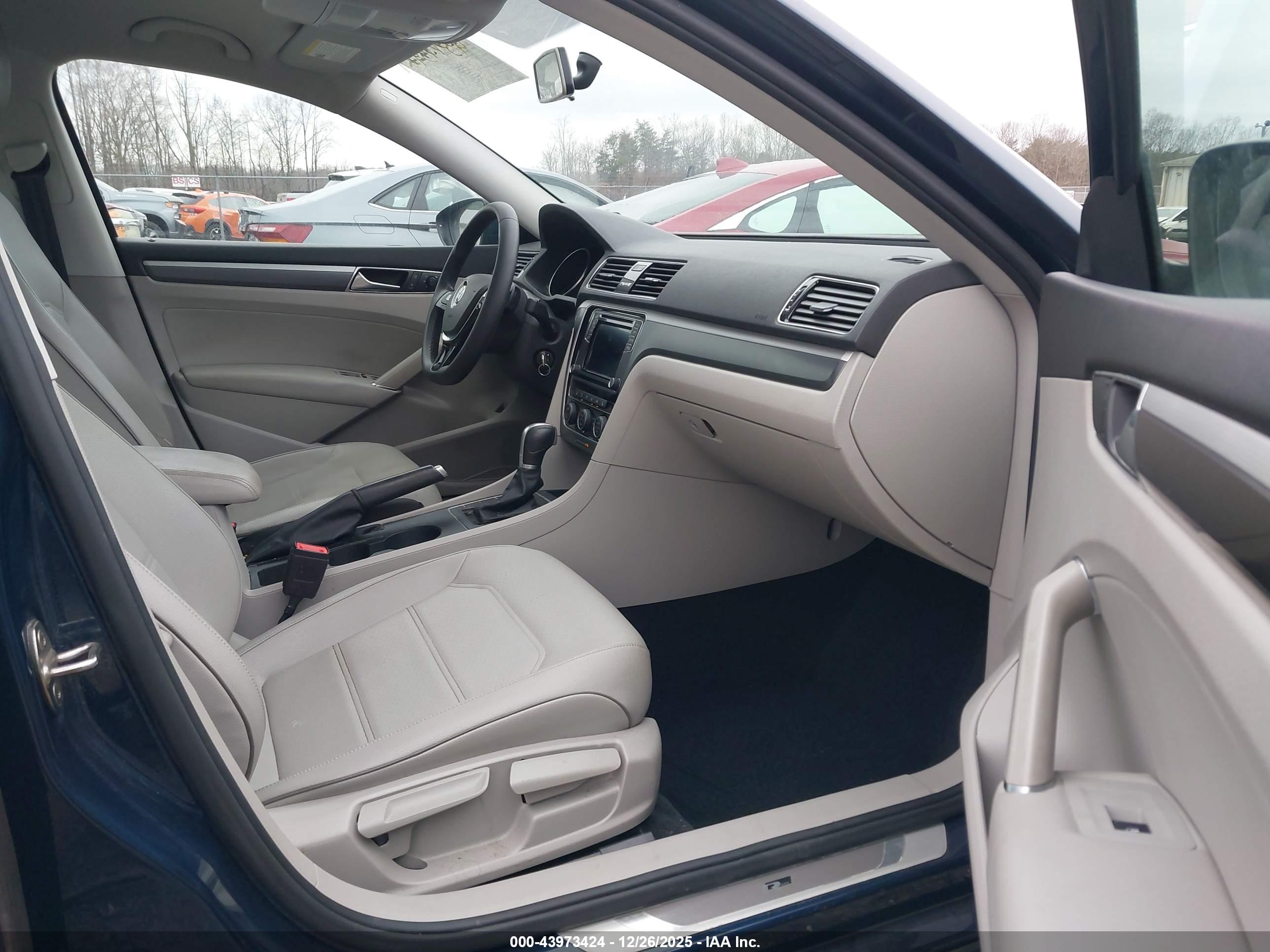VOLKSWAGEN PASSAT image 5