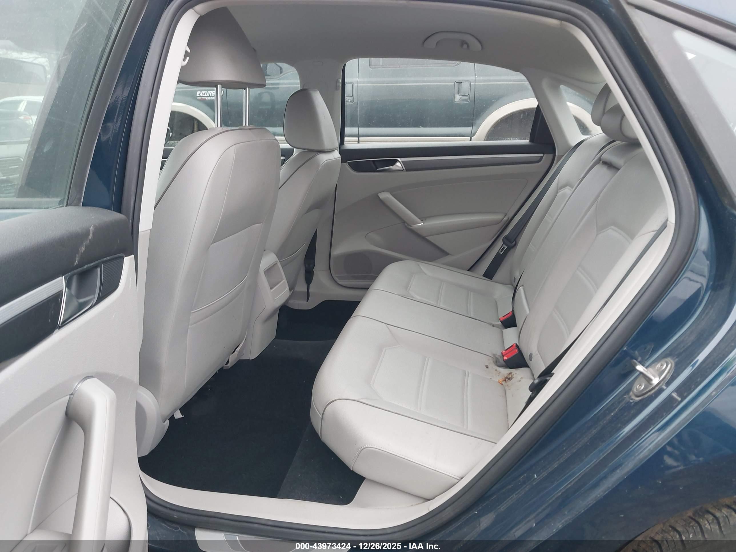 VOLKSWAGEN PASSAT image 8