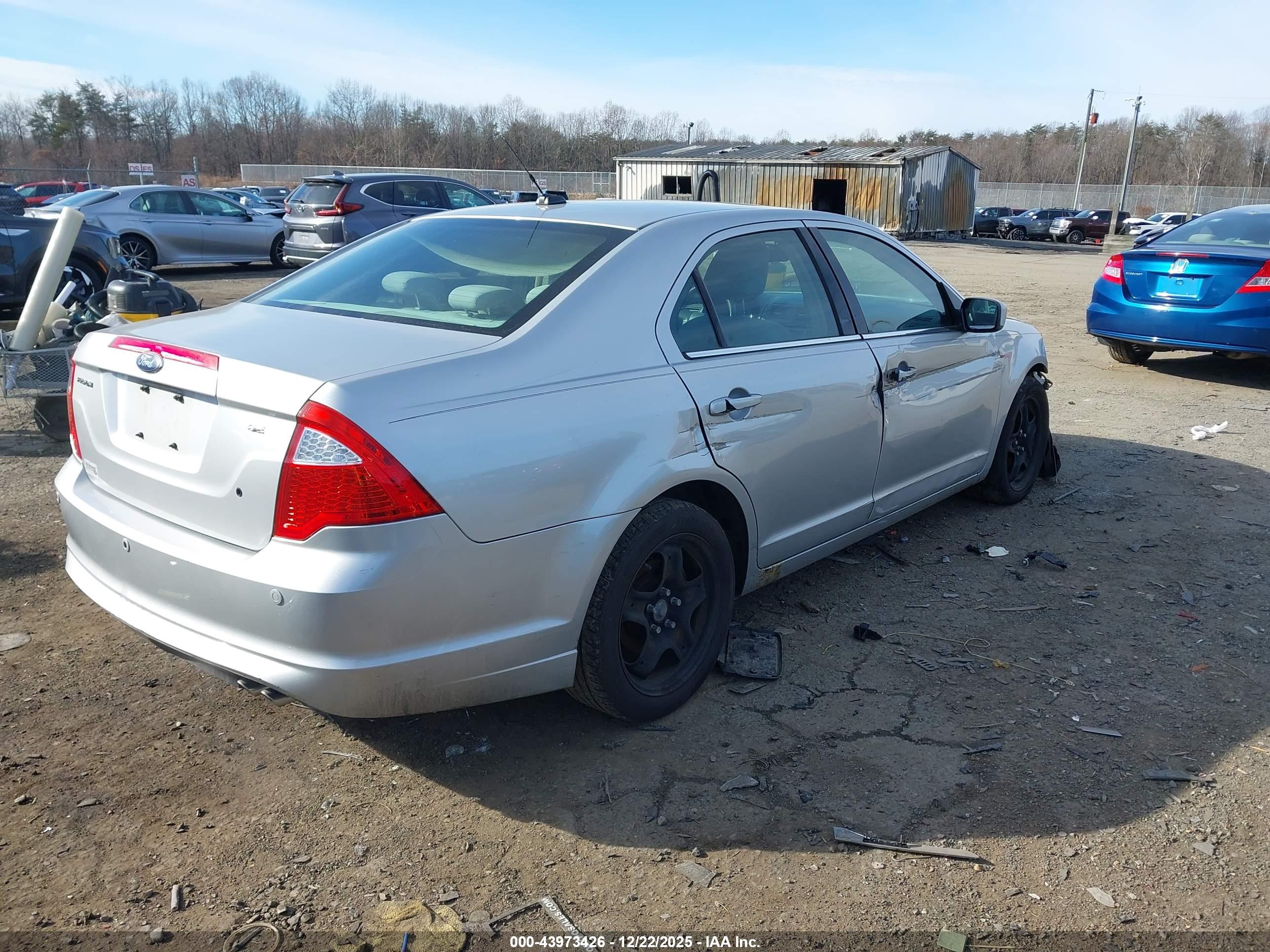 FORD FUSION image 4