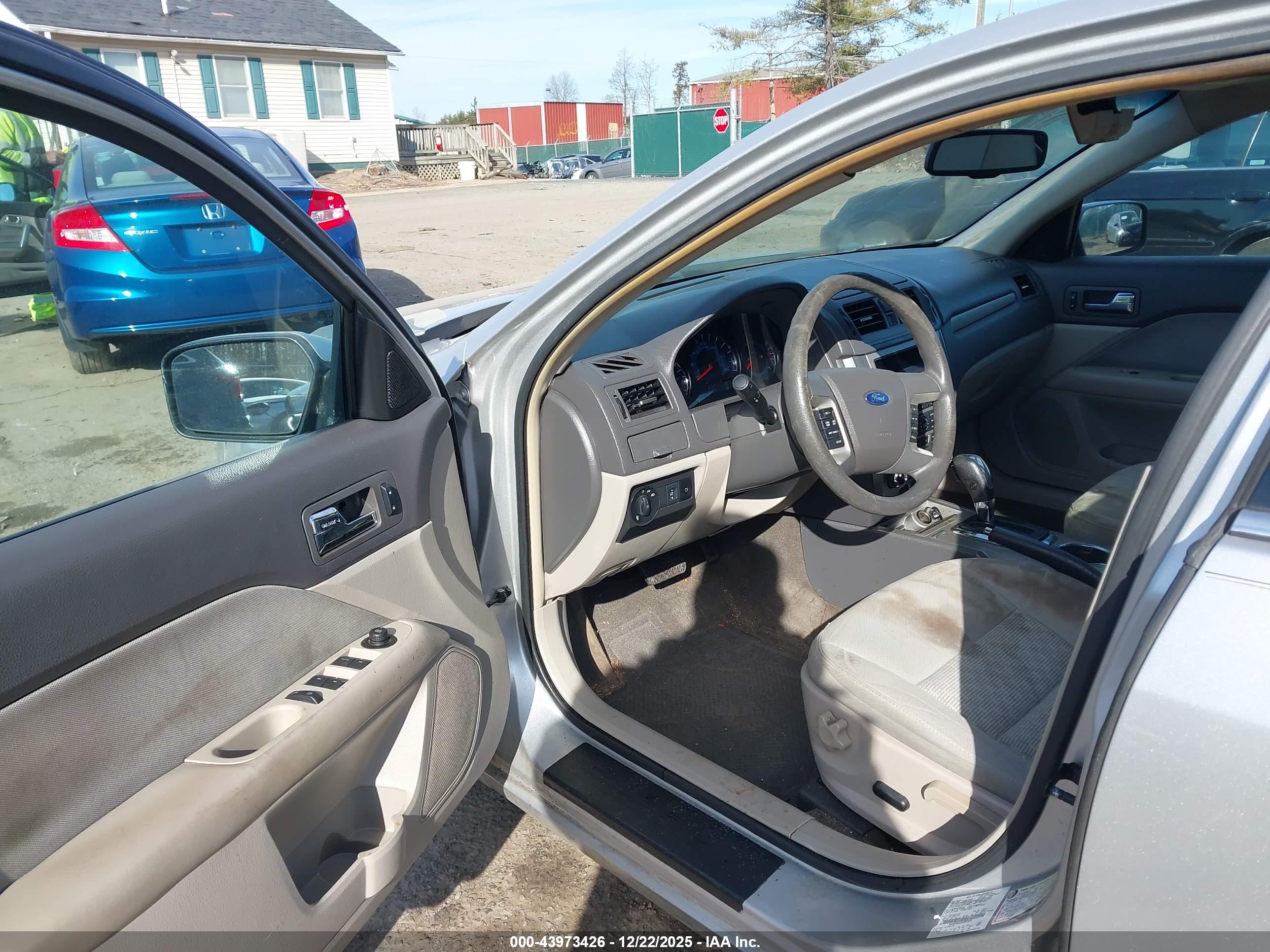 FORD FUSION image 5