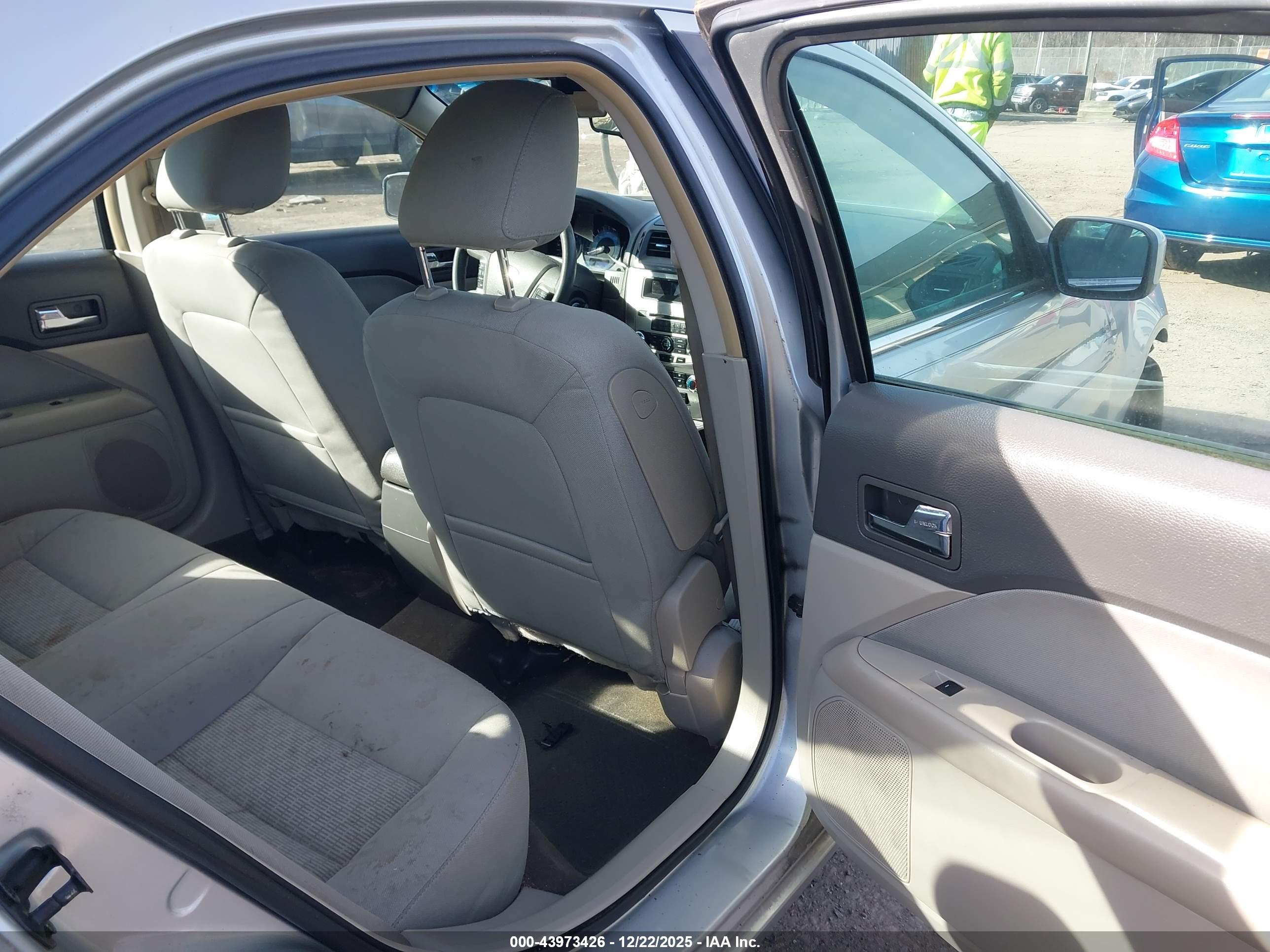 FORD FUSION image 8