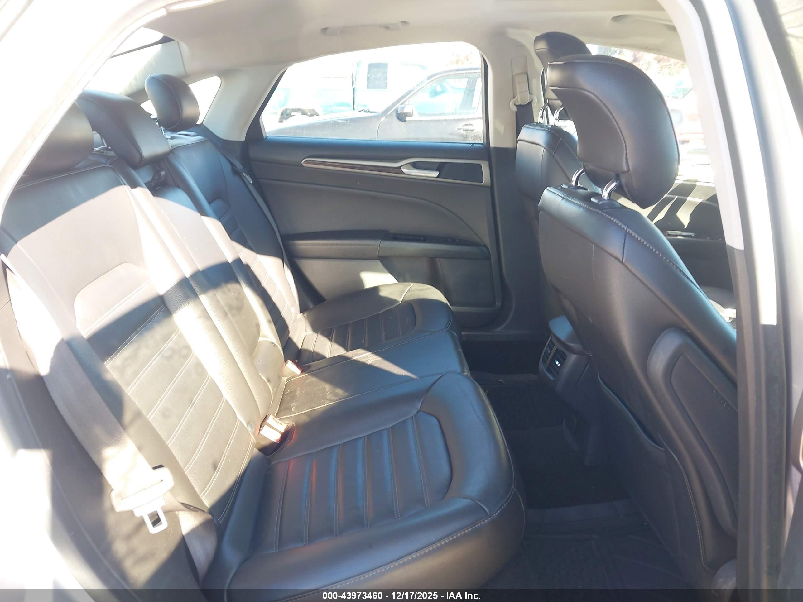 FORD FUSION image 8