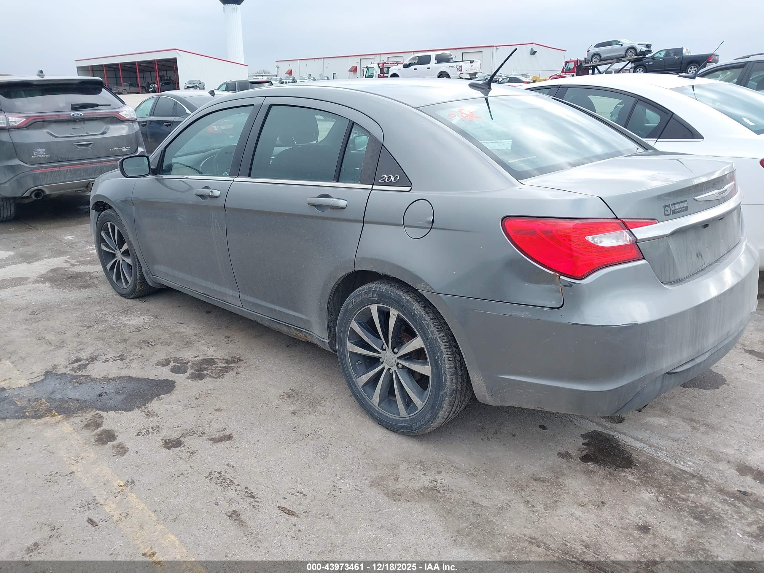 CHRYSLER 200 image 3