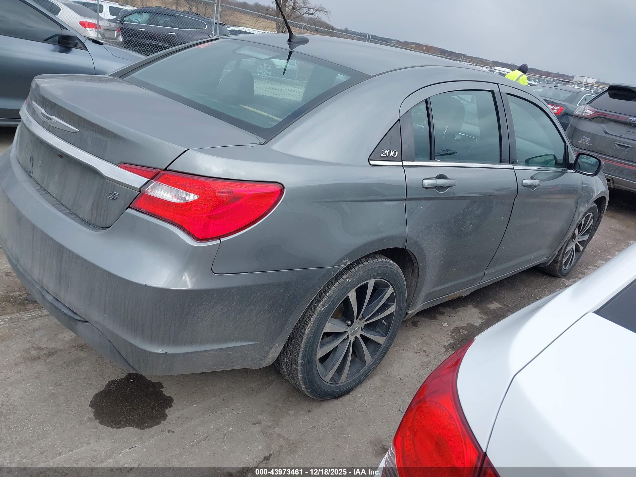 CHRYSLER 200 image 4