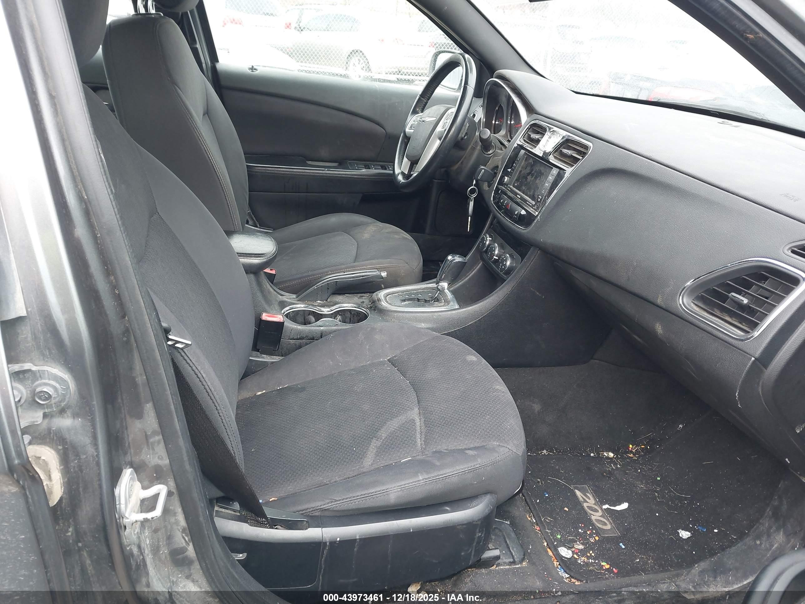 CHRYSLER 200 image 5