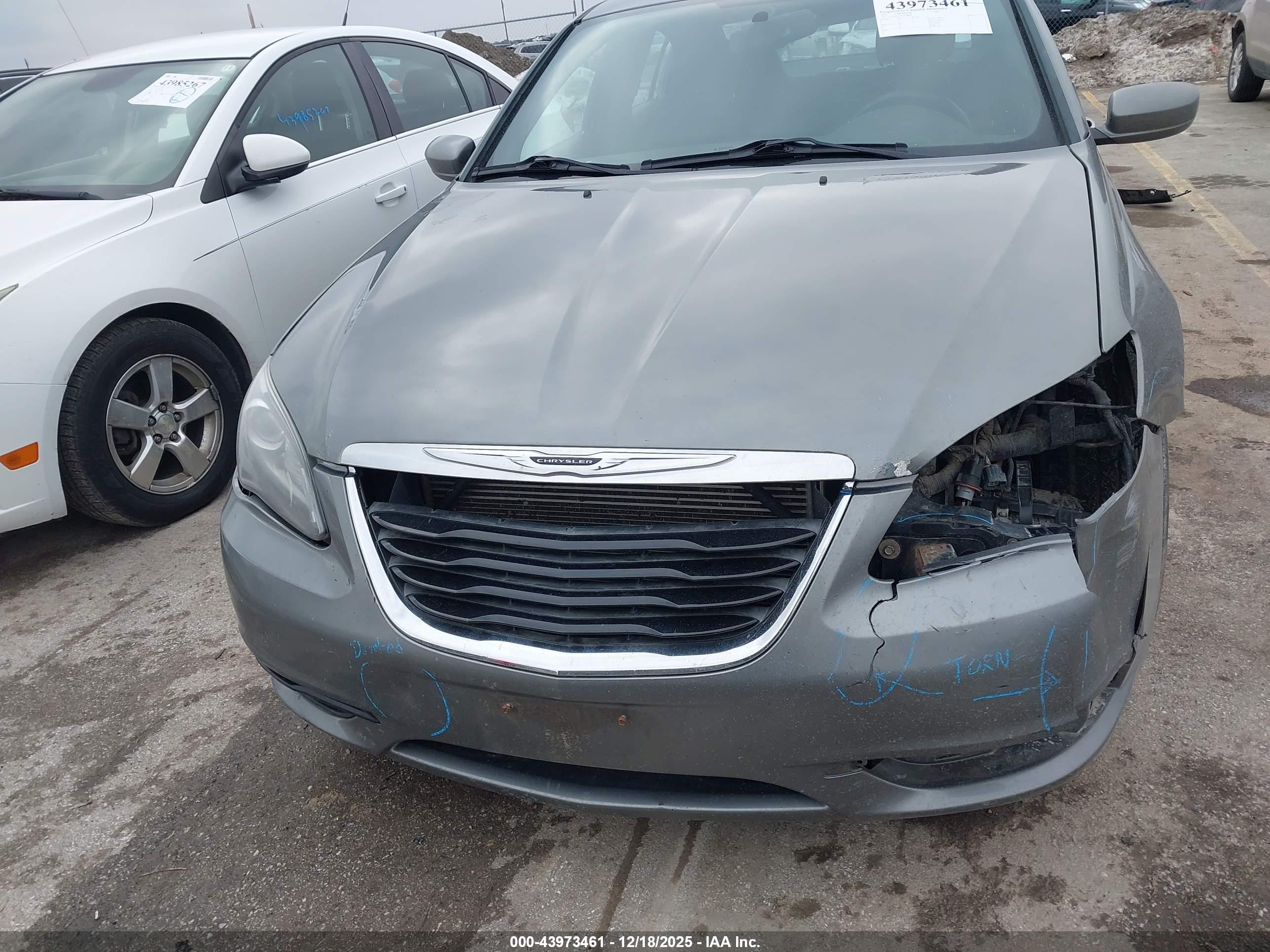 CHRYSLER 200 image 6