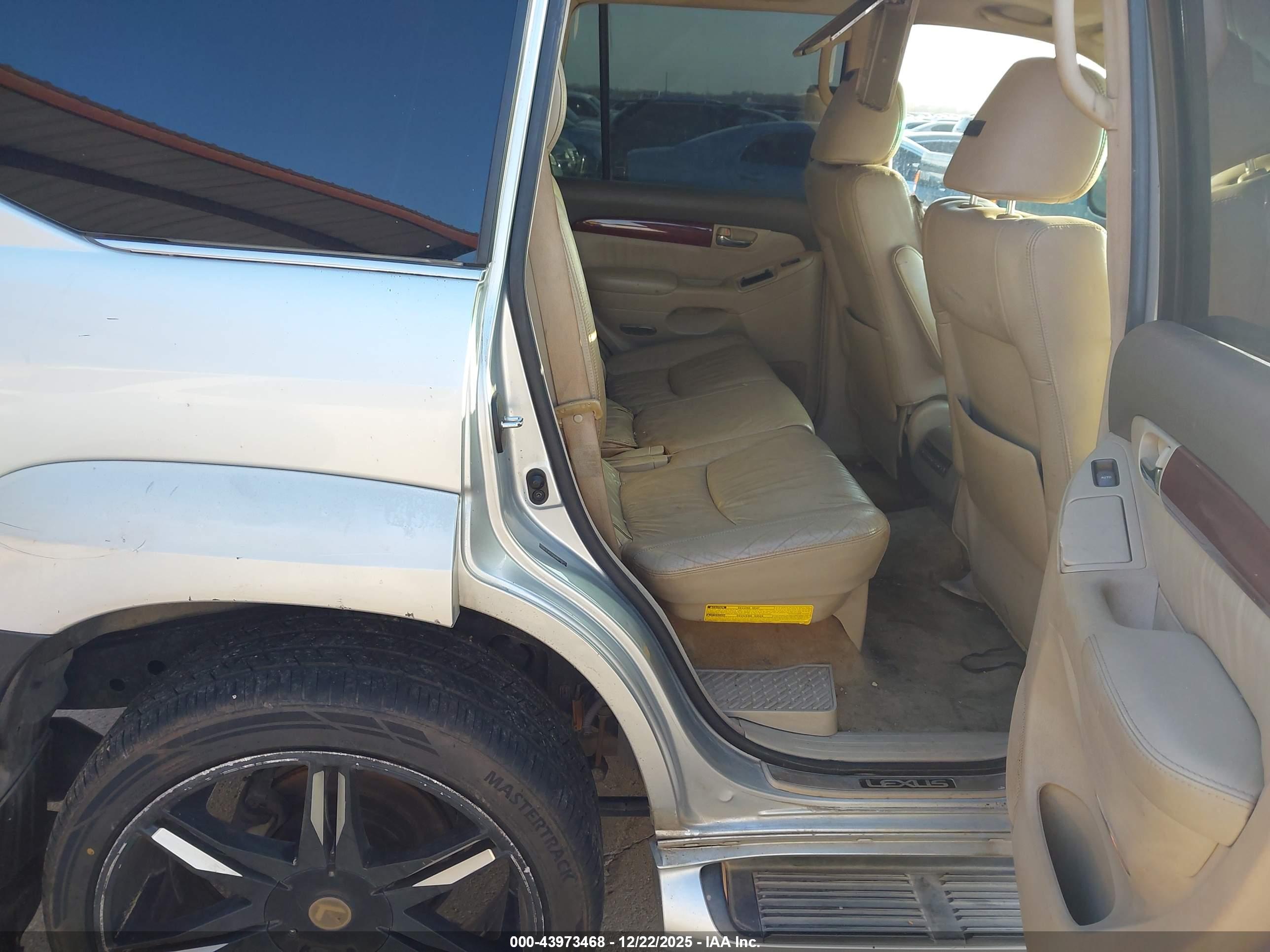 LEXUS GX image 8