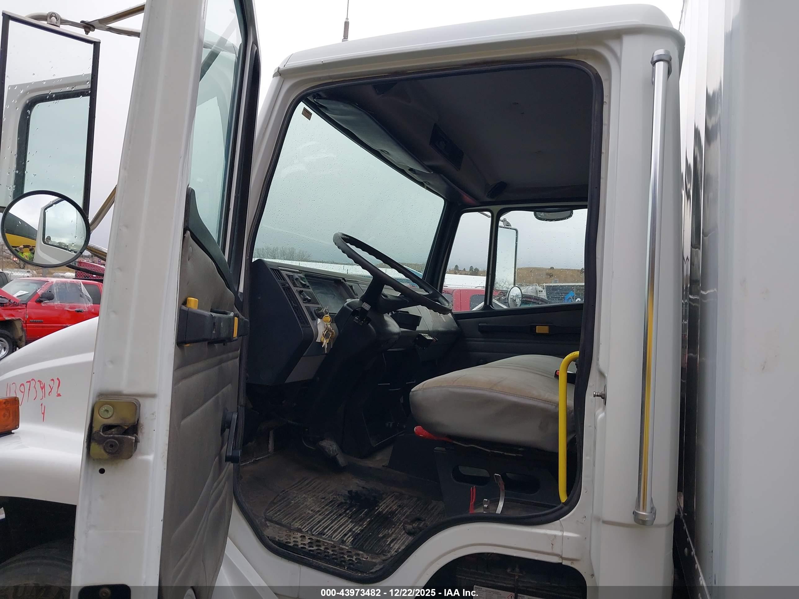 FREIGHTLINER MEDIUM image 8