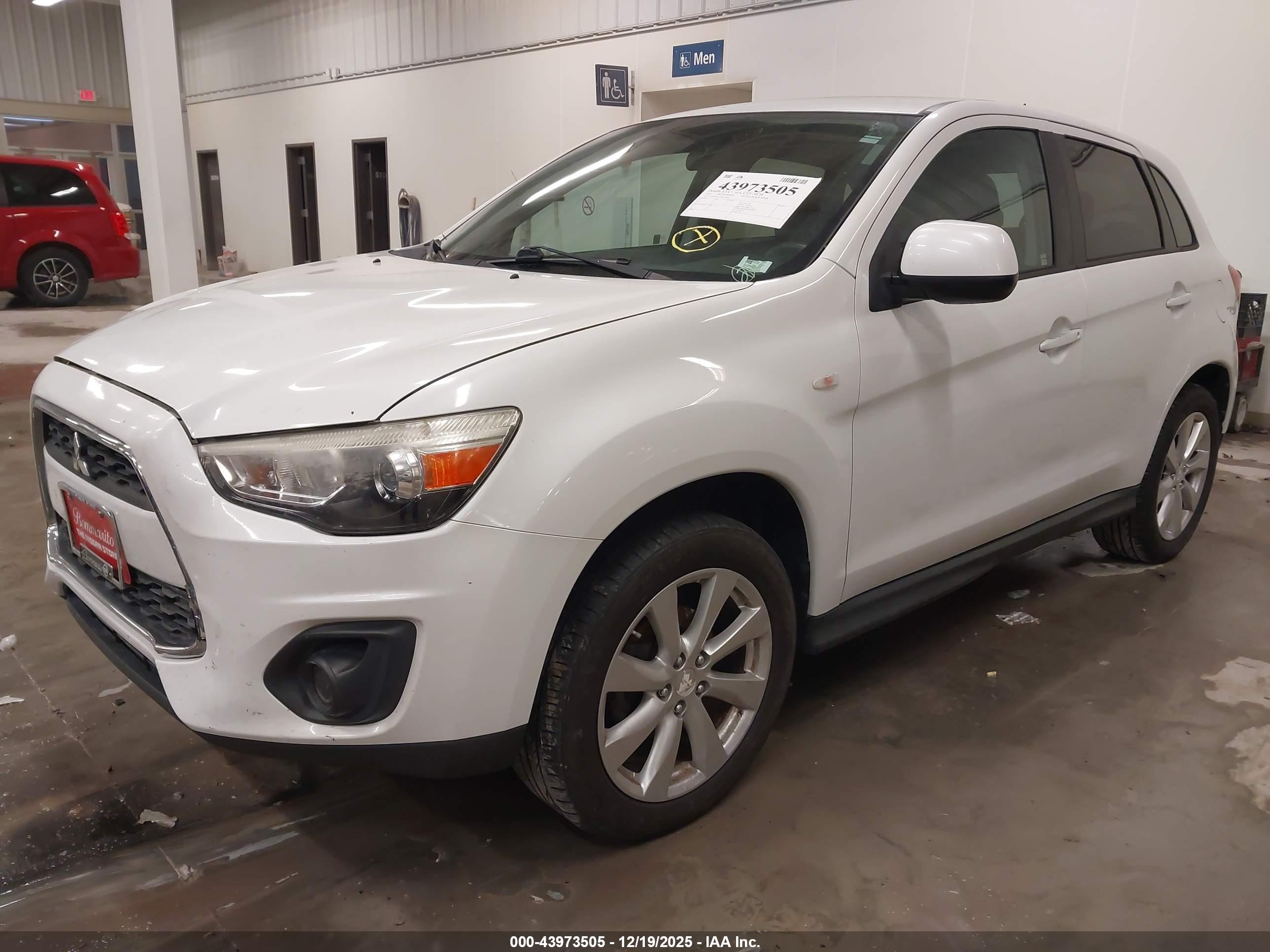 MITSUBISHI OUTLANDER image 2