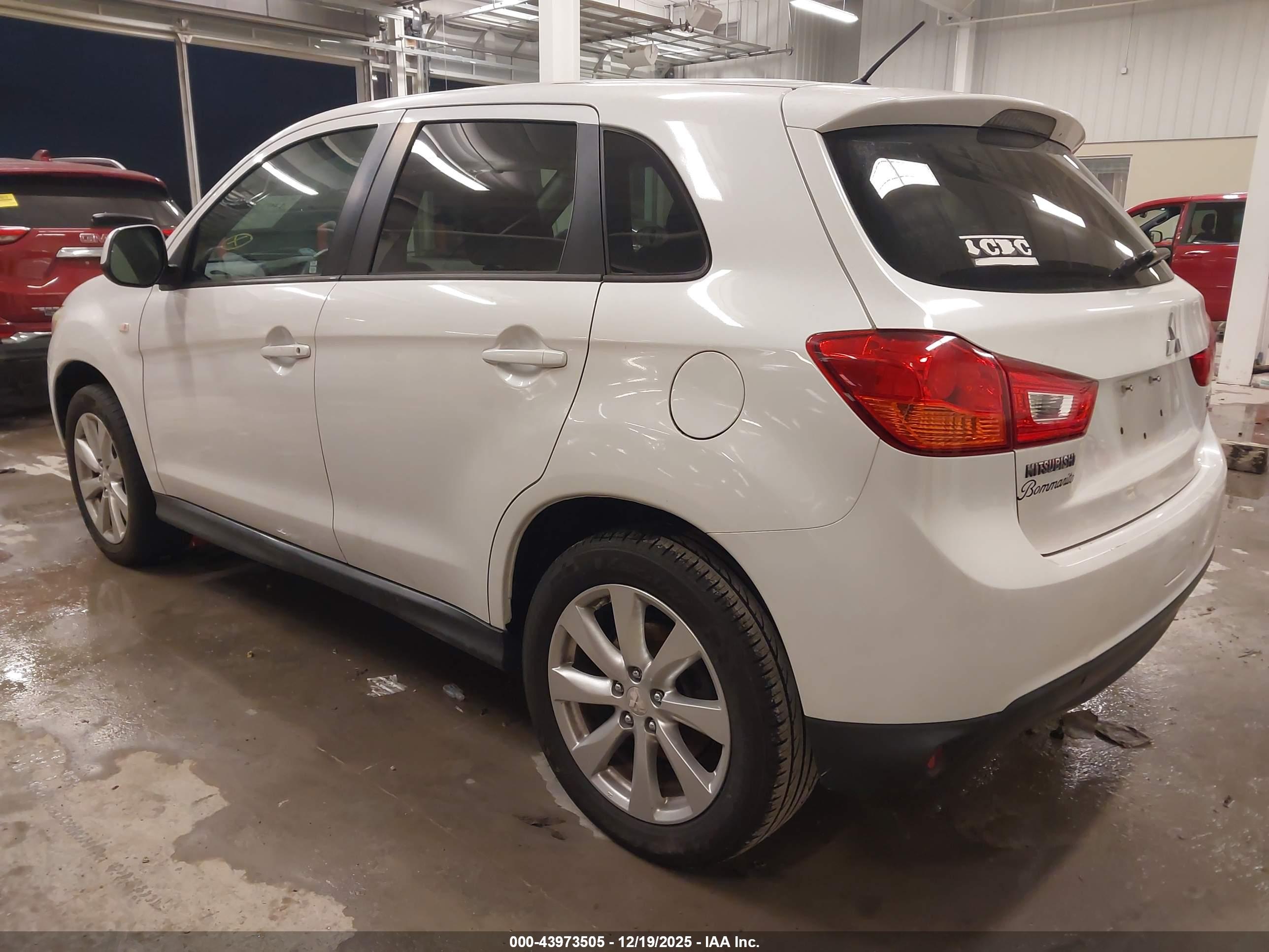 MITSUBISHI OUTLANDER image 3
