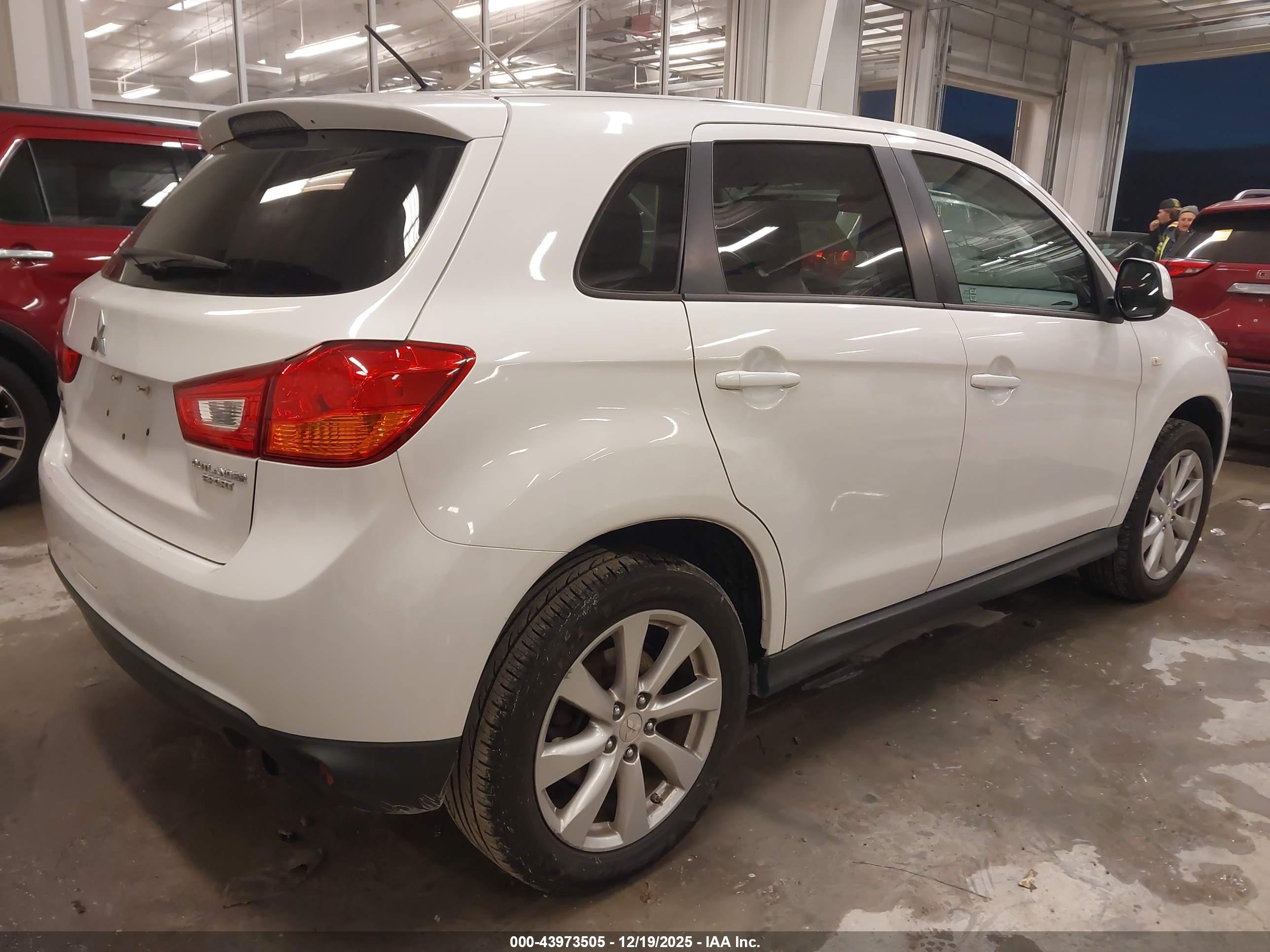 MITSUBISHI OUTLANDER image 4