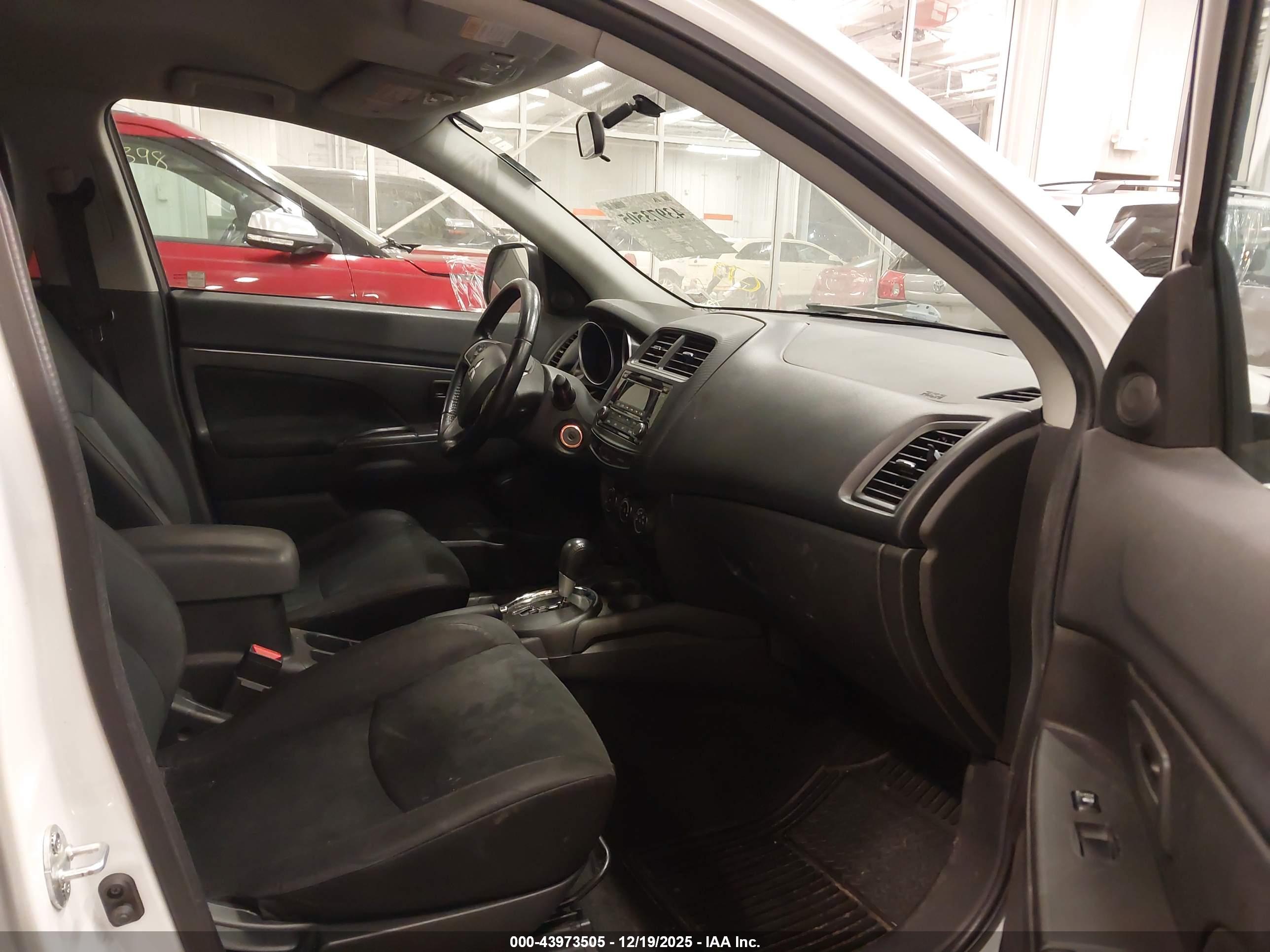 MITSUBISHI OUTLANDER image 5
