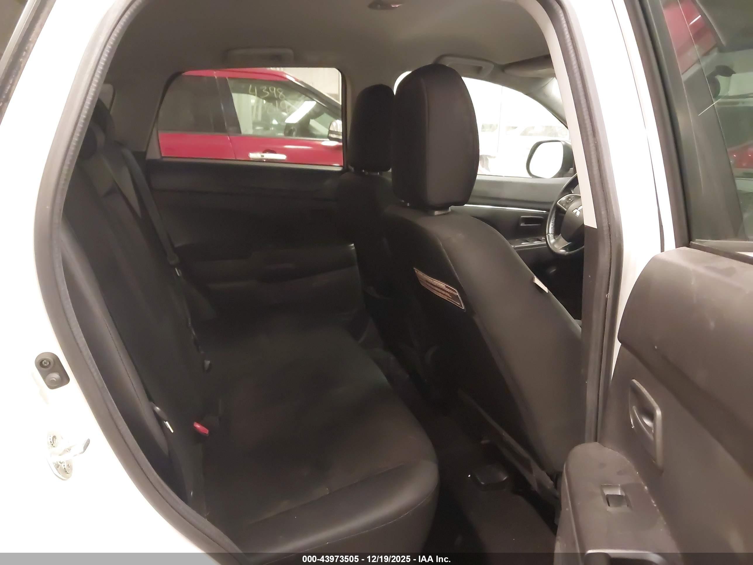 MITSUBISHI OUTLANDER image 8
