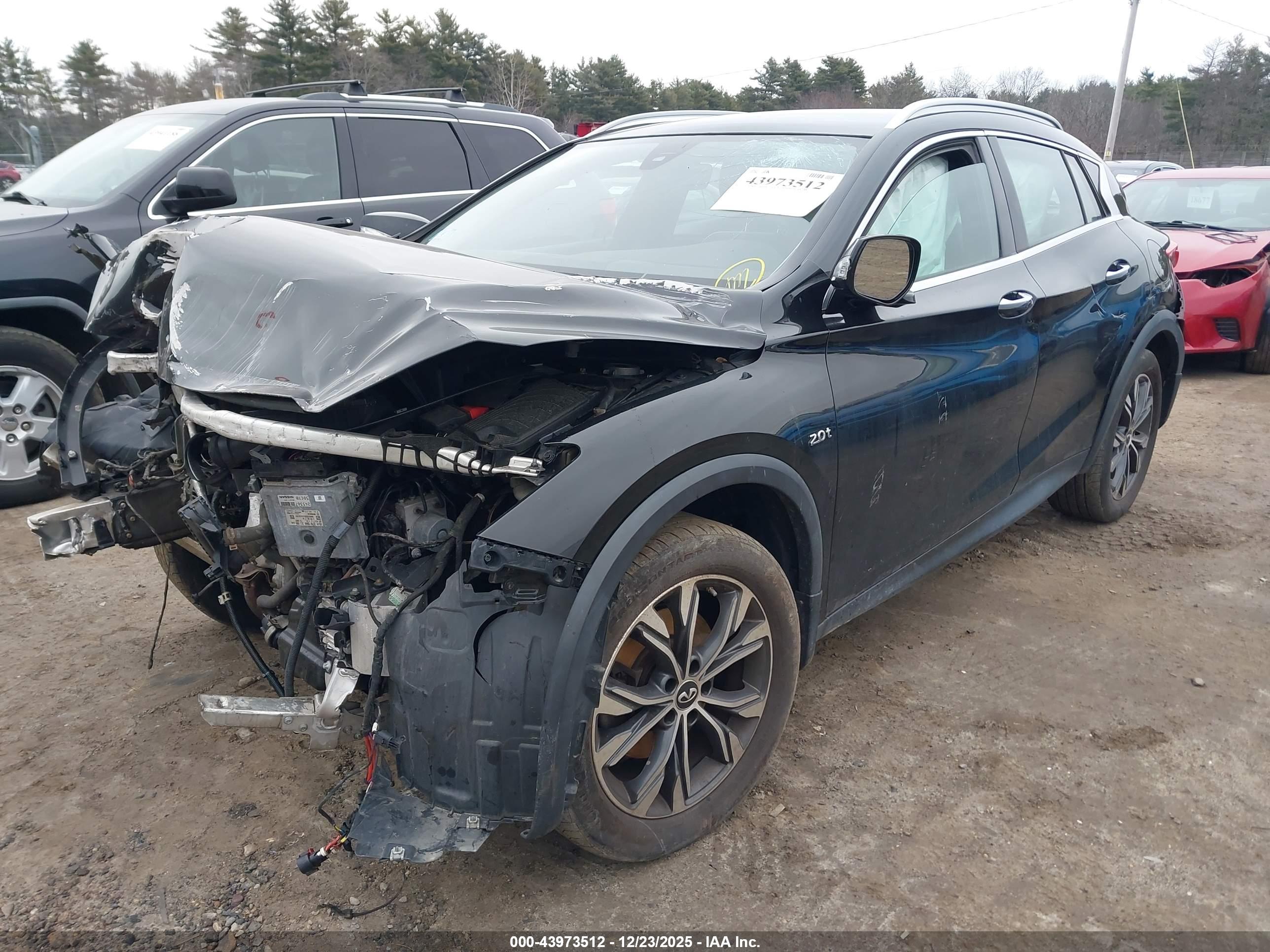 INFINITI QX30 image 2