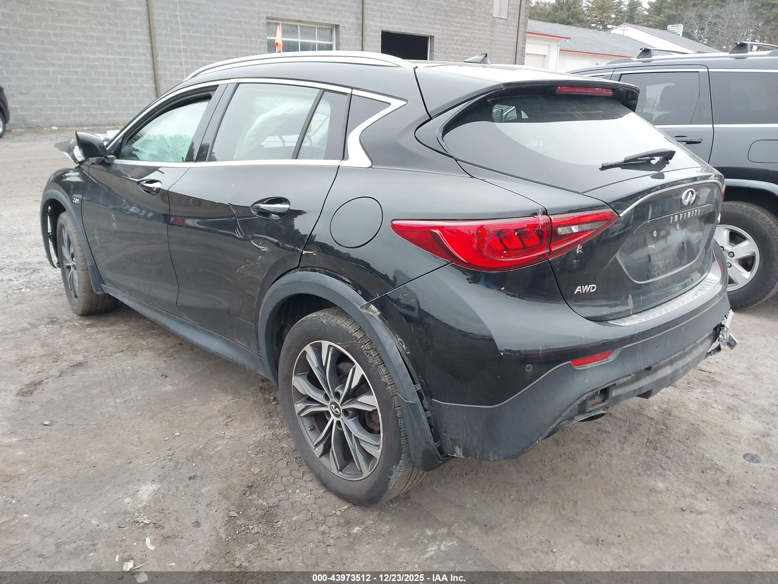 INFINITI QX30 image 3