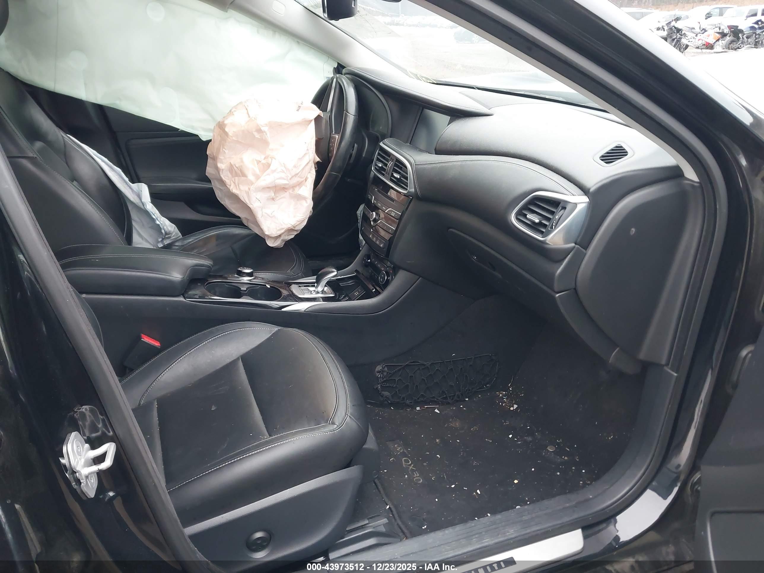 INFINITI QX30 image 5