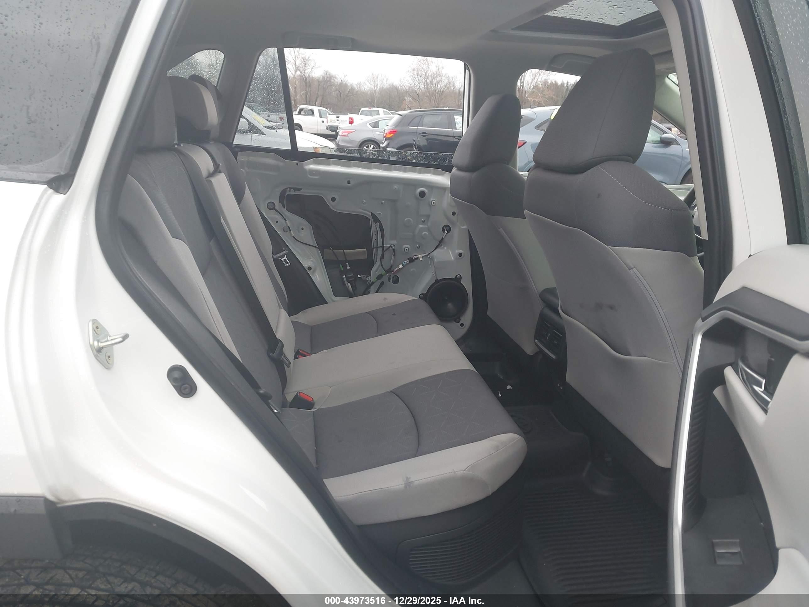 TOYOTA RAV4 image 8