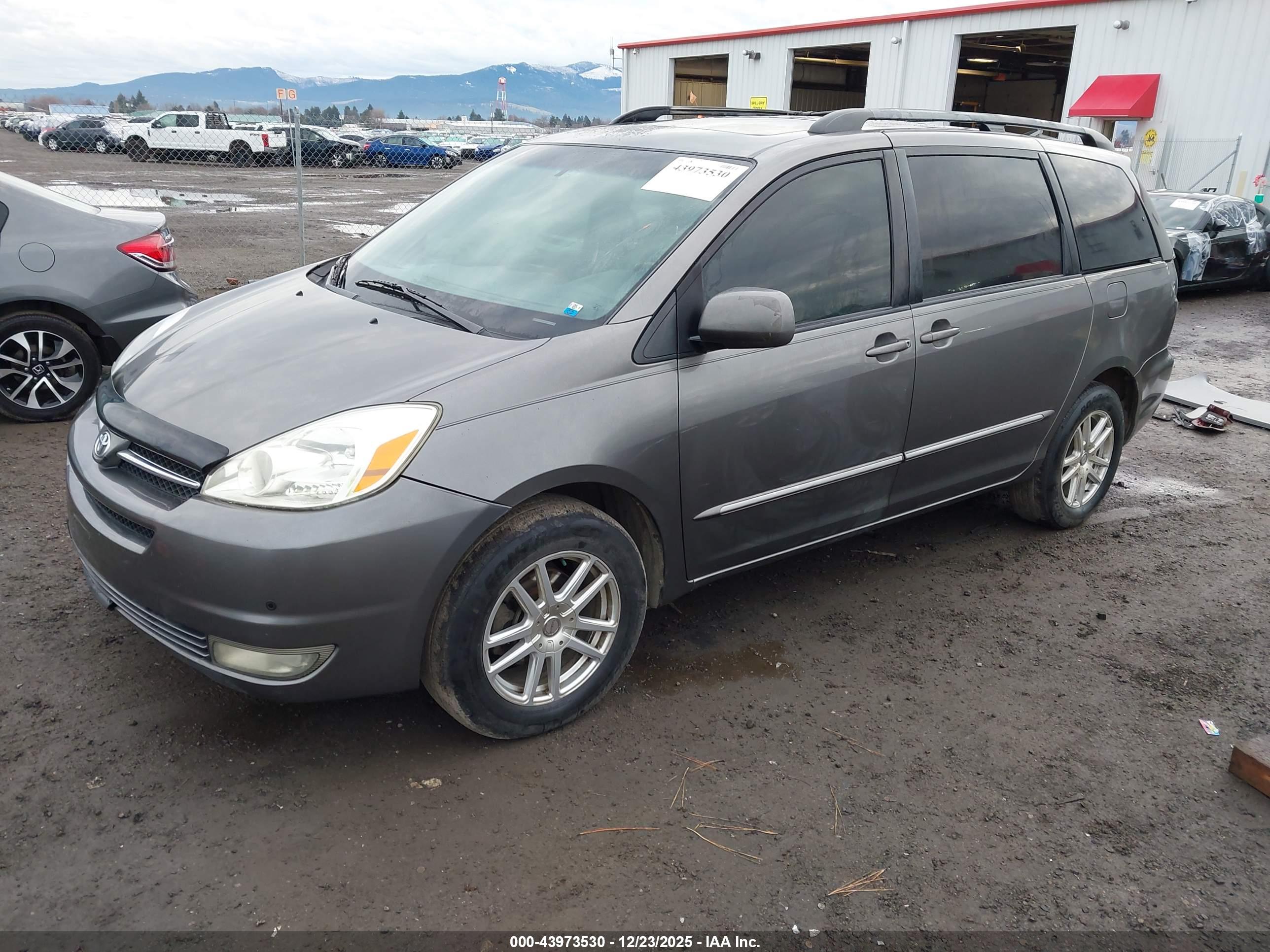 TOYOTA SIENNA image 2