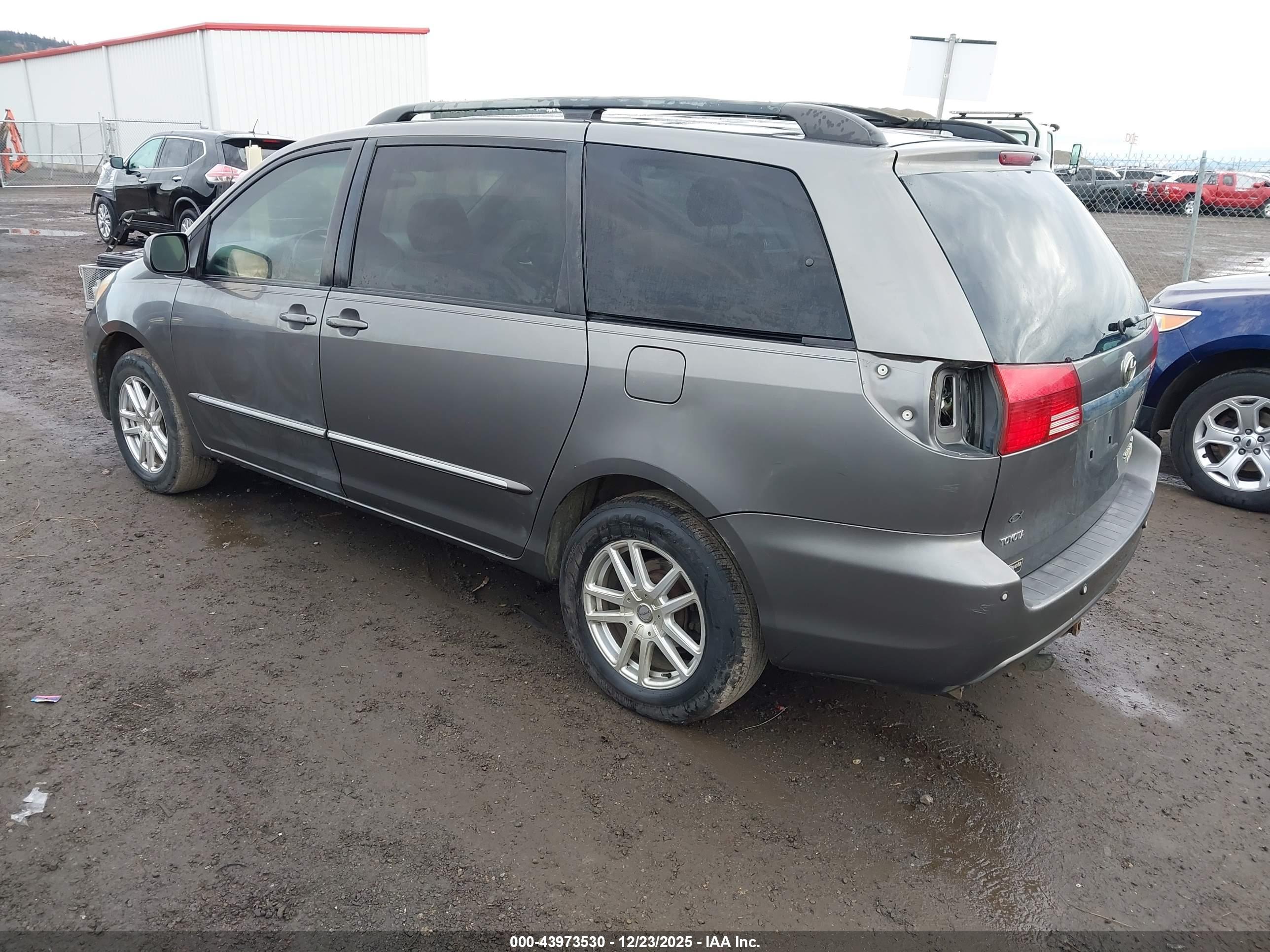TOYOTA SIENNA image 3