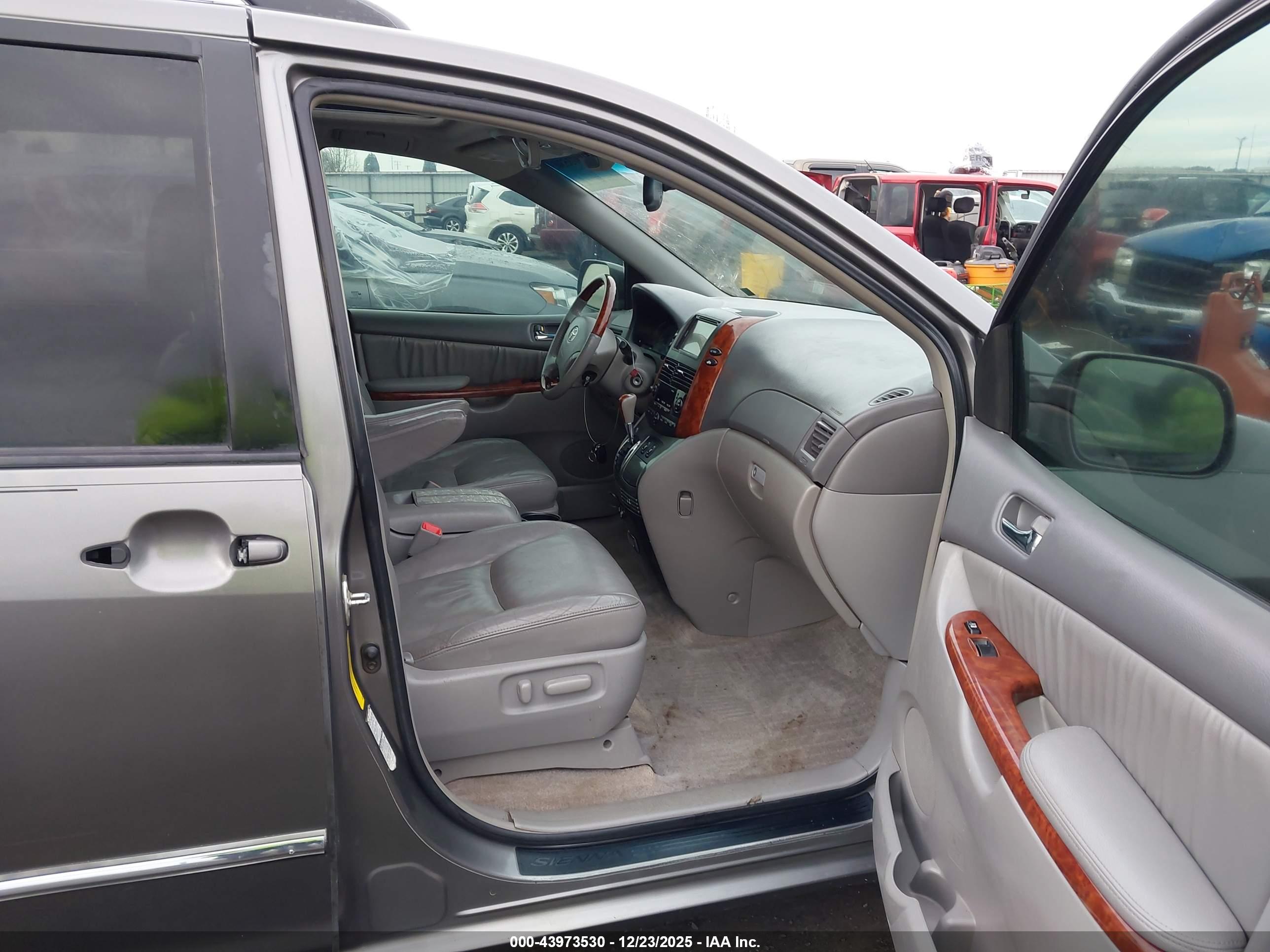 TOYOTA SIENNA image 5