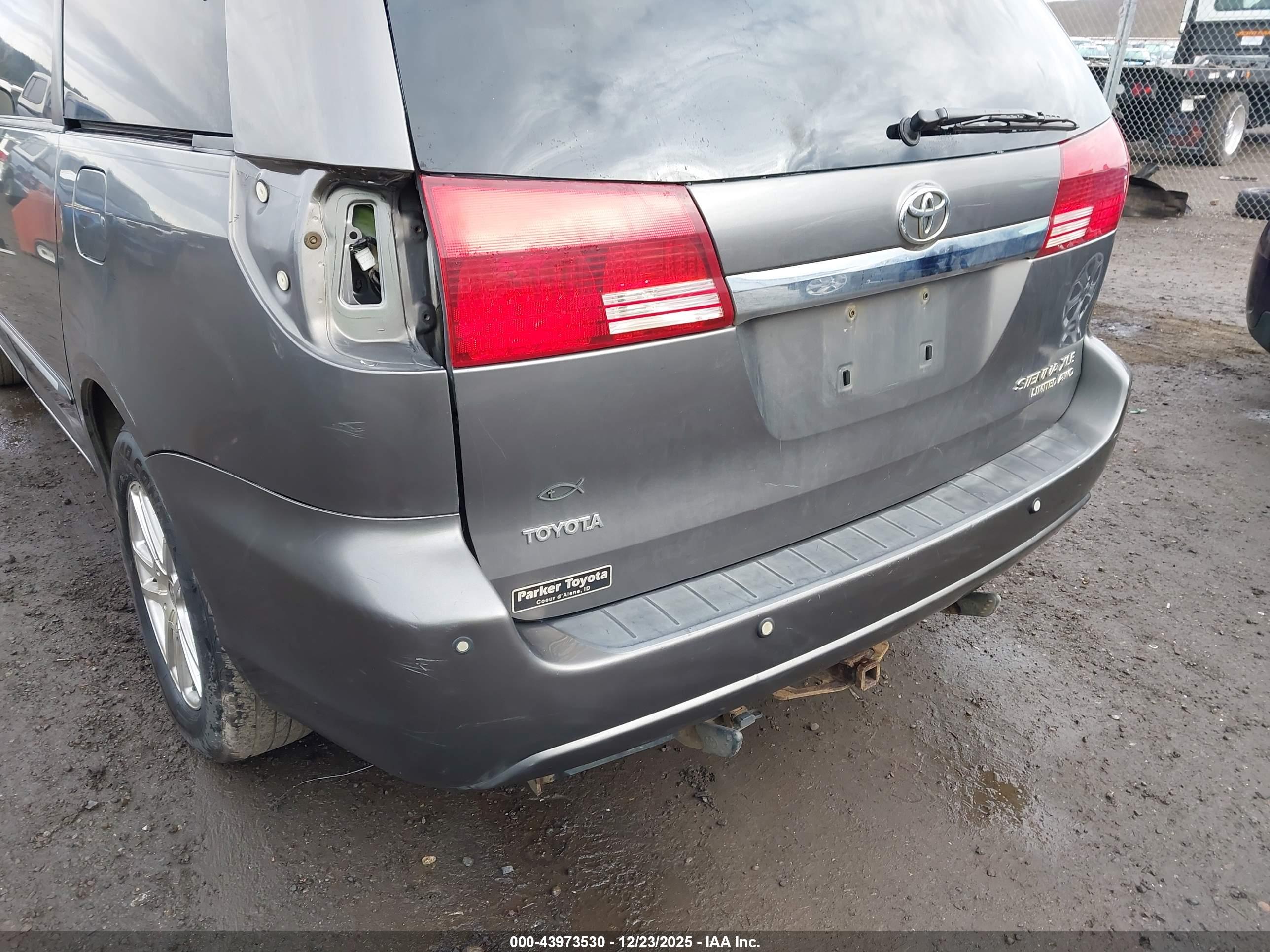 TOYOTA SIENNA image 6