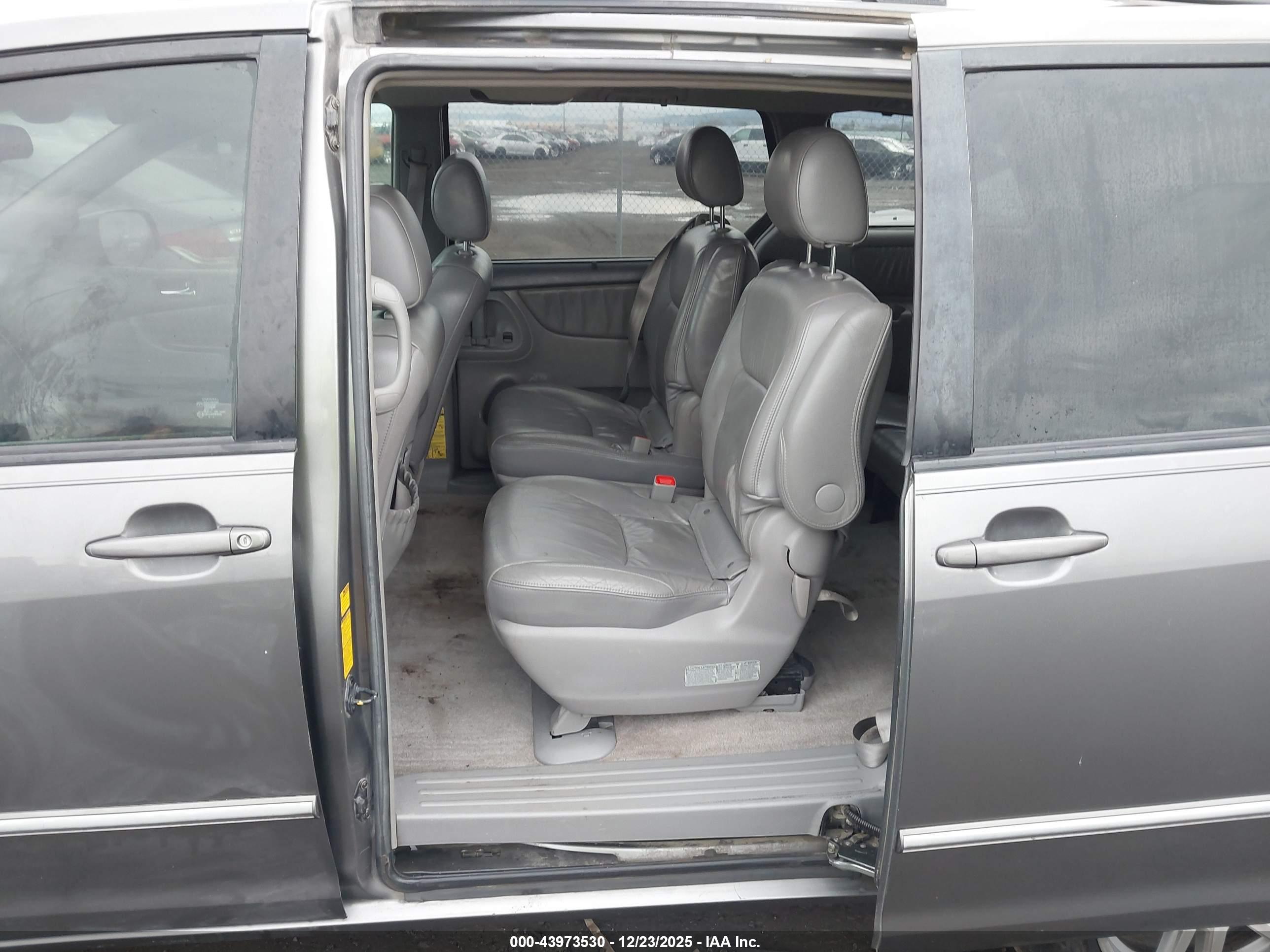 TOYOTA SIENNA image 8