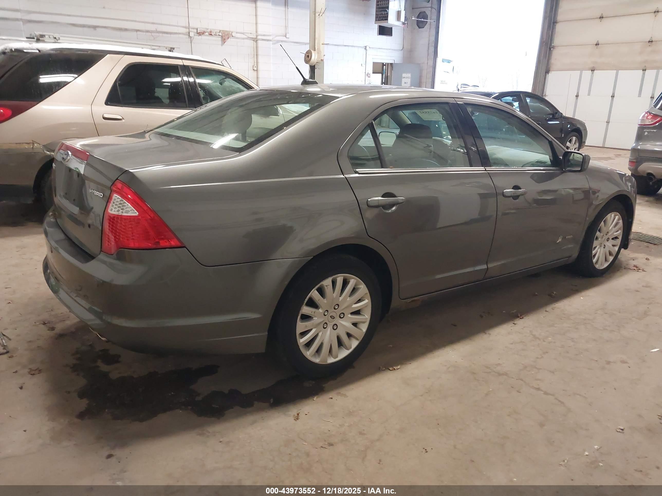FORD FUSION image 4