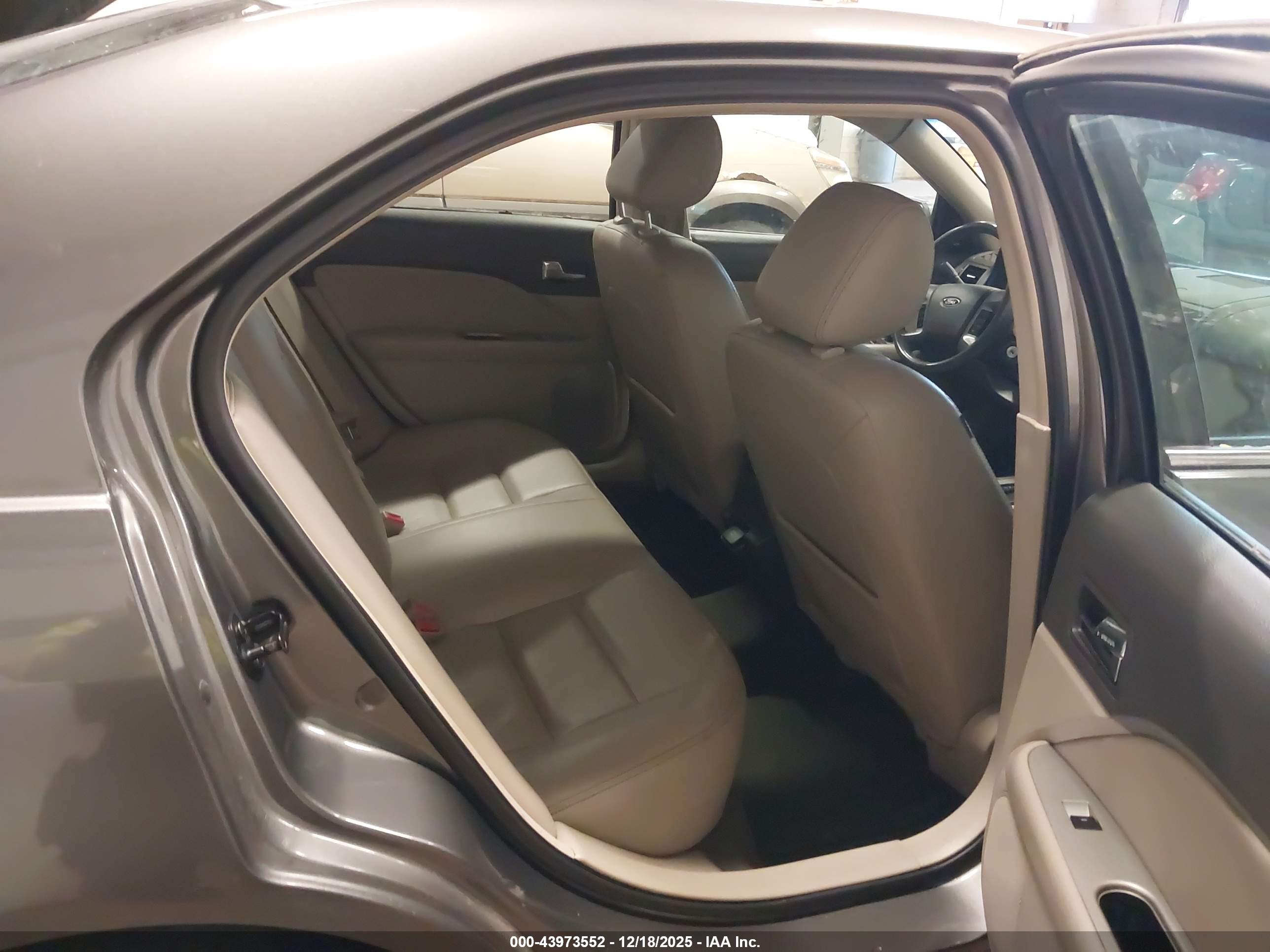 FORD FUSION image 8