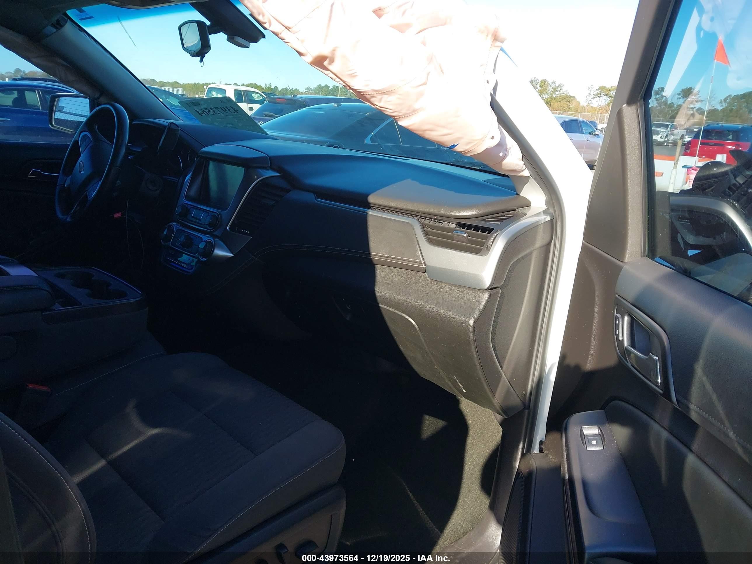 CHEVROLET SUBURBAN image 5