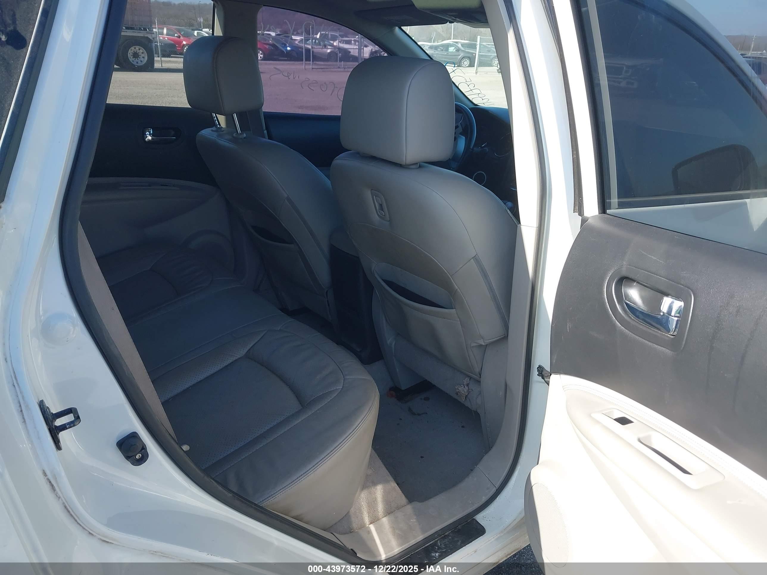 NISSAN ROGUE image 8