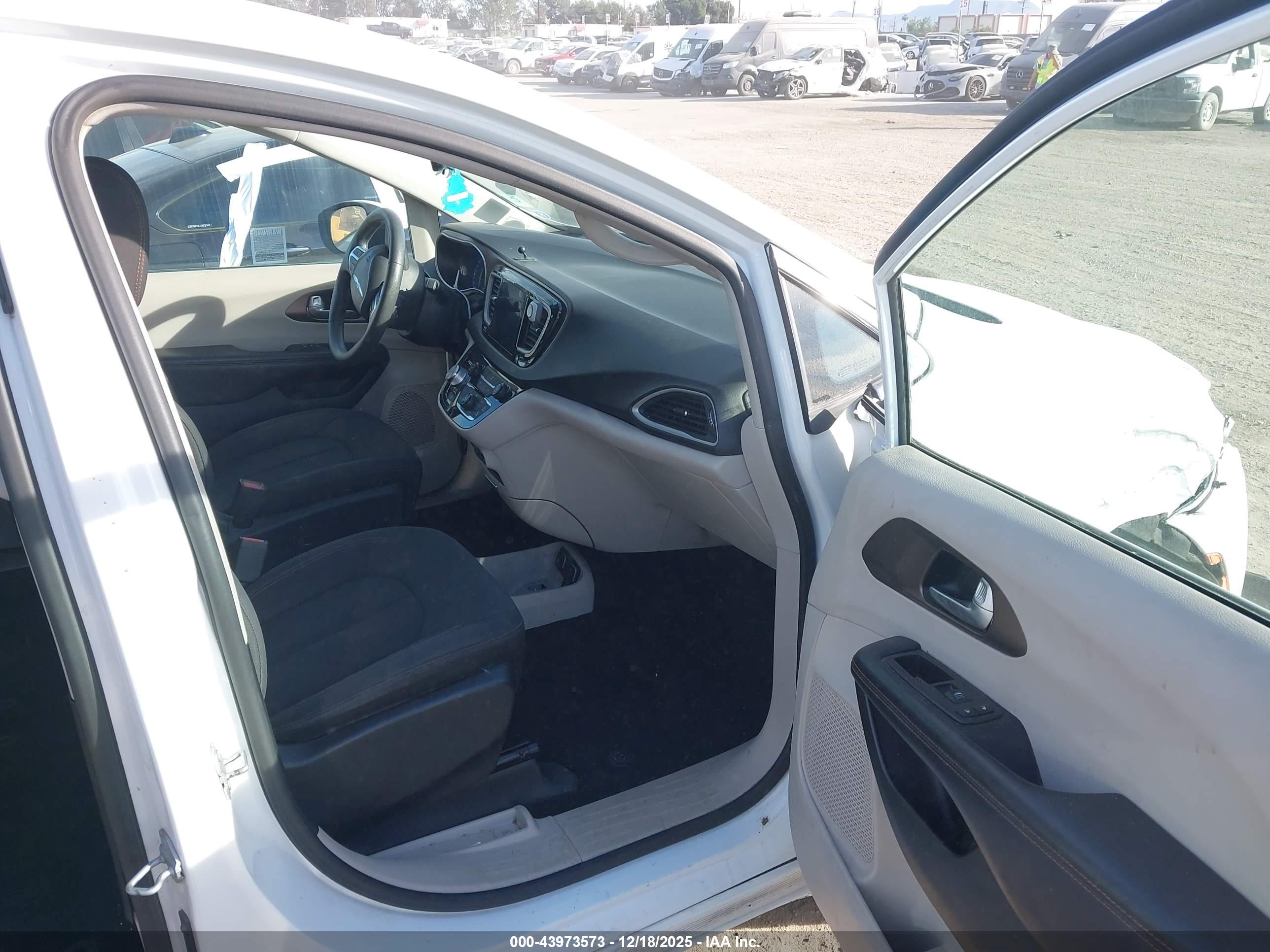 CHRYSLER PACIFICA image 5