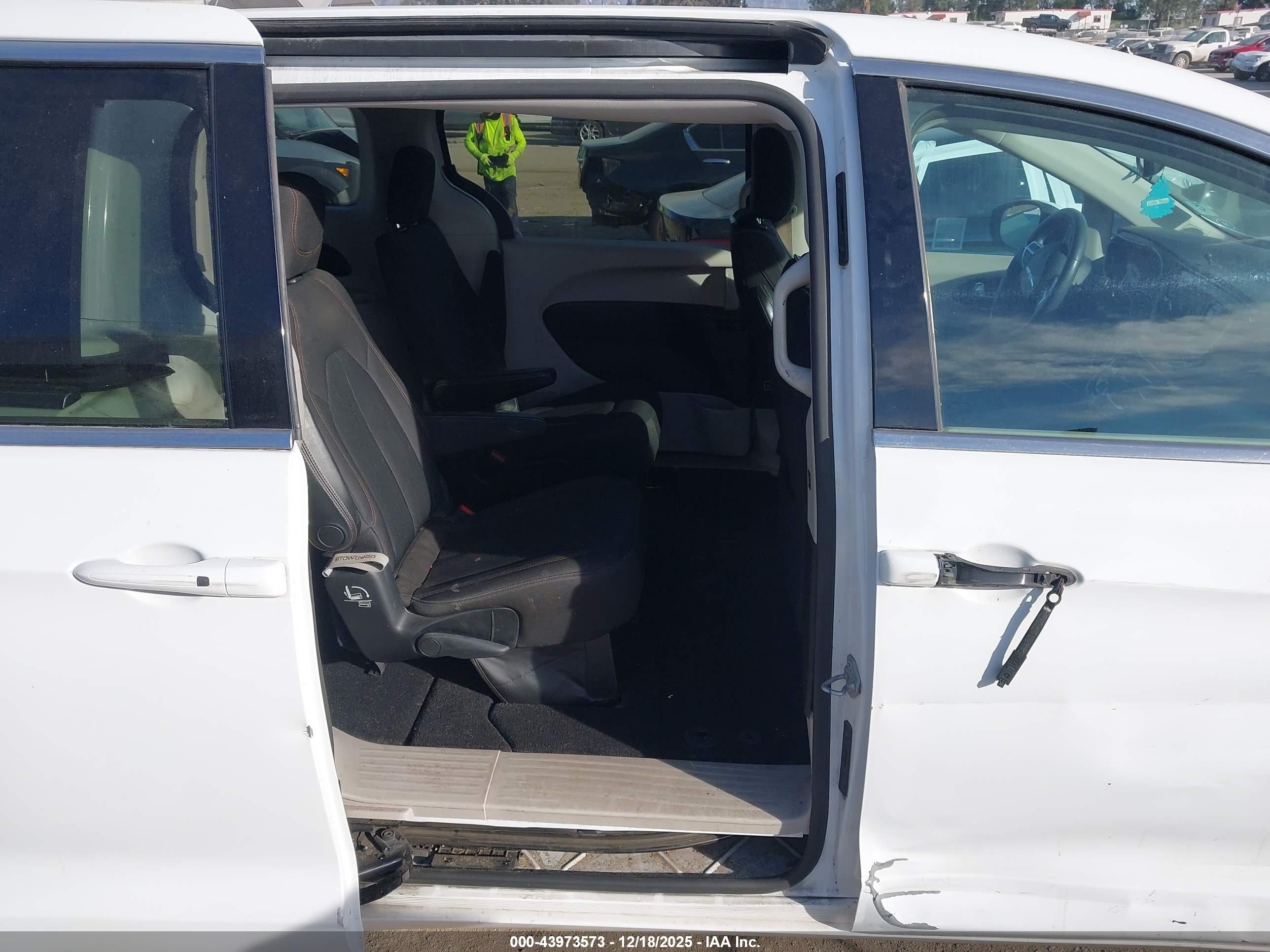 CHRYSLER PACIFICA image 8