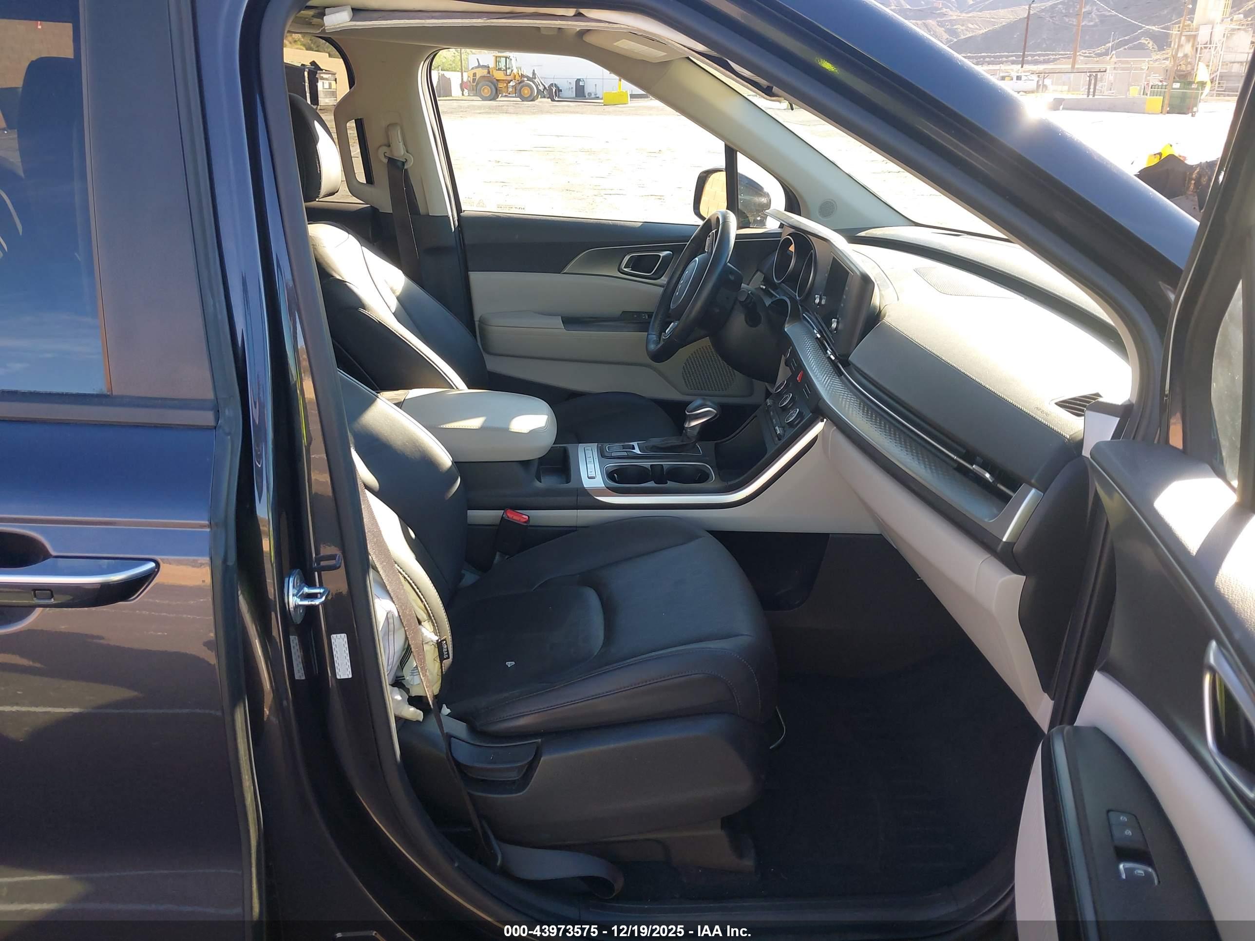 KIA CARNIVAL image 5