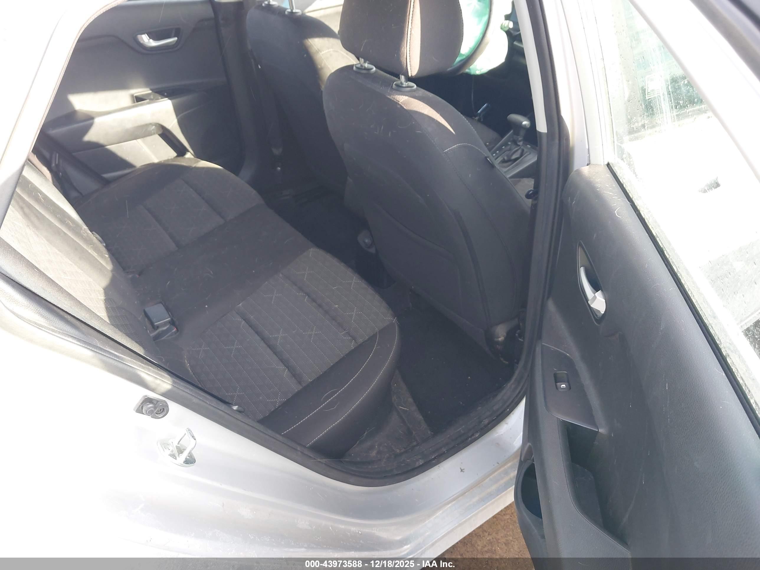 KIA RIO image 8