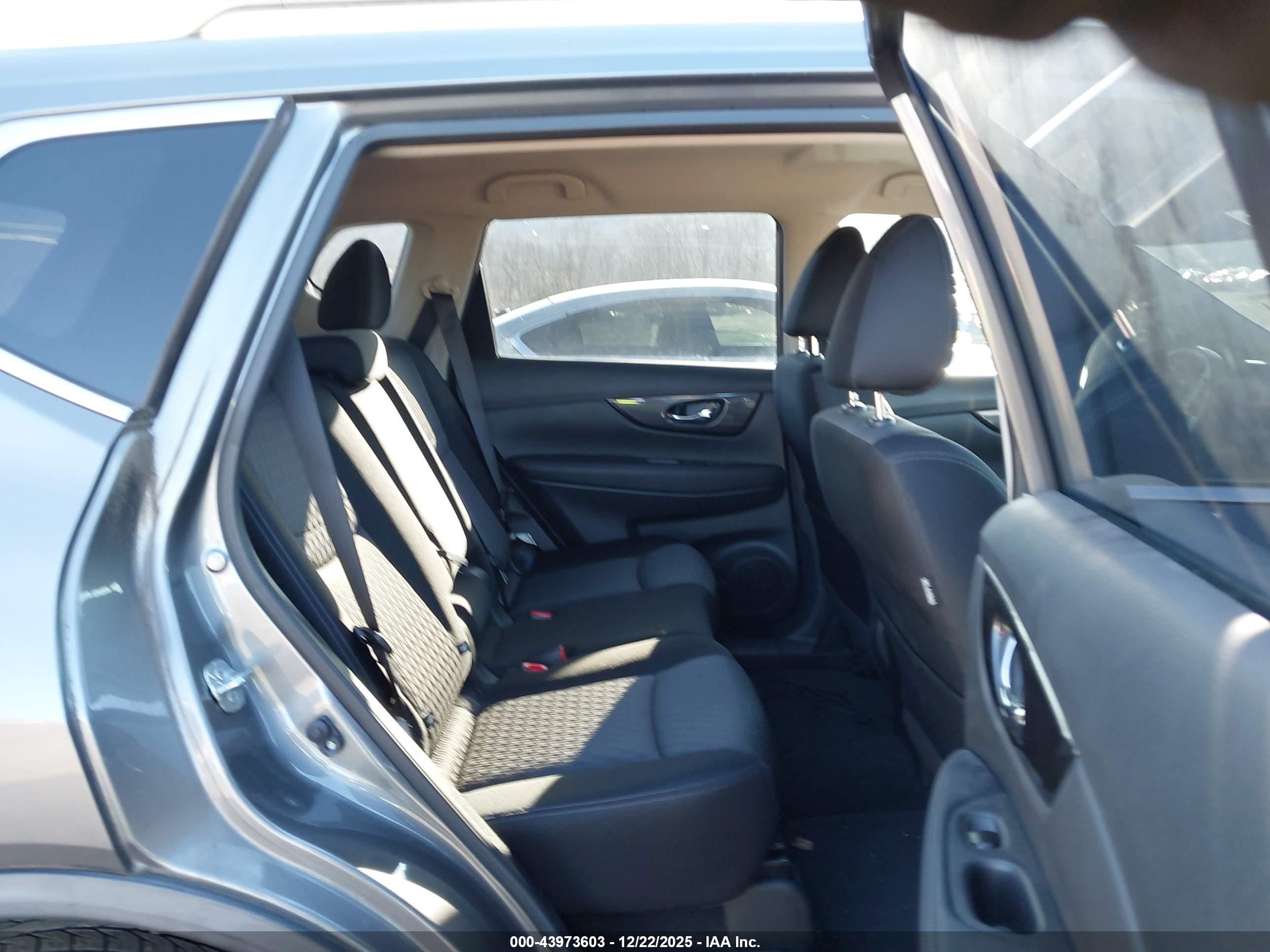NISSAN ROGUE image 8