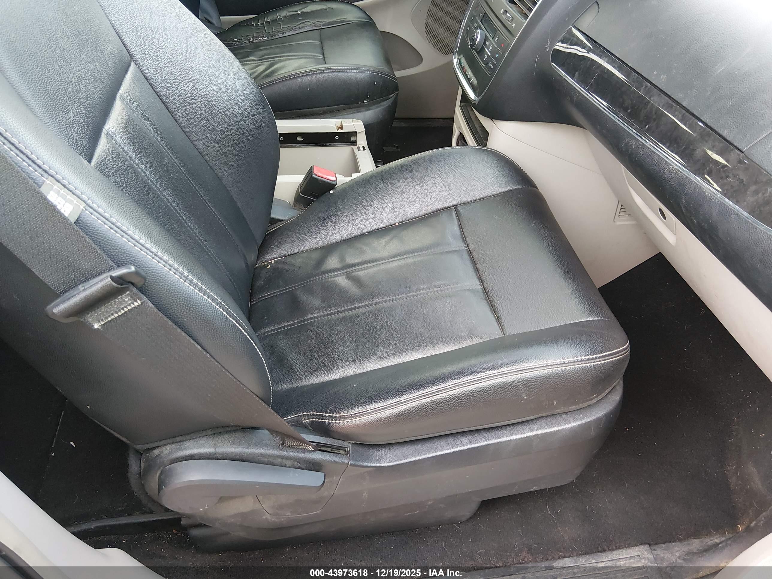 CHRYSLER TOWN image 5