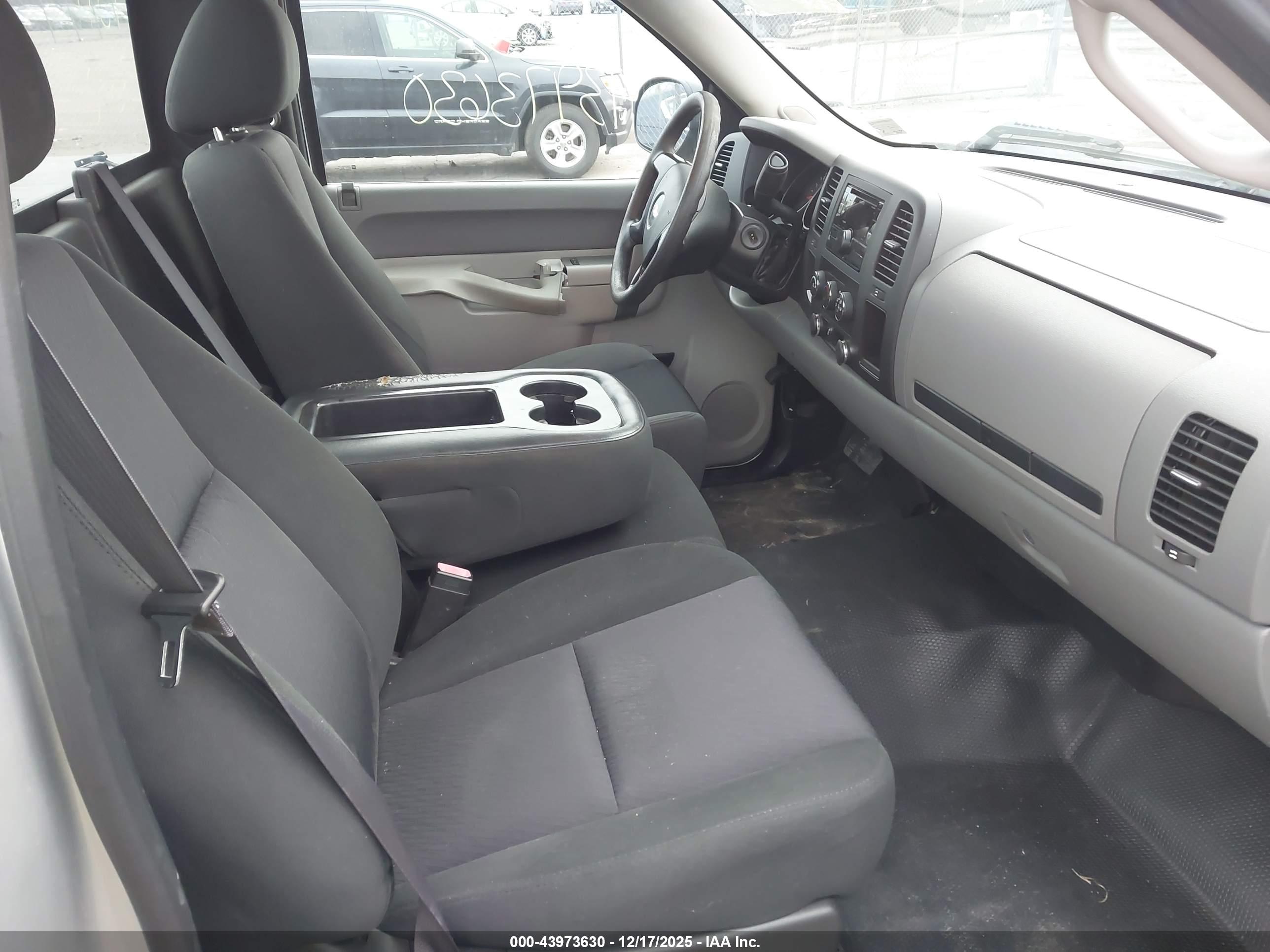 CHEVROLET SILVERADO image 5