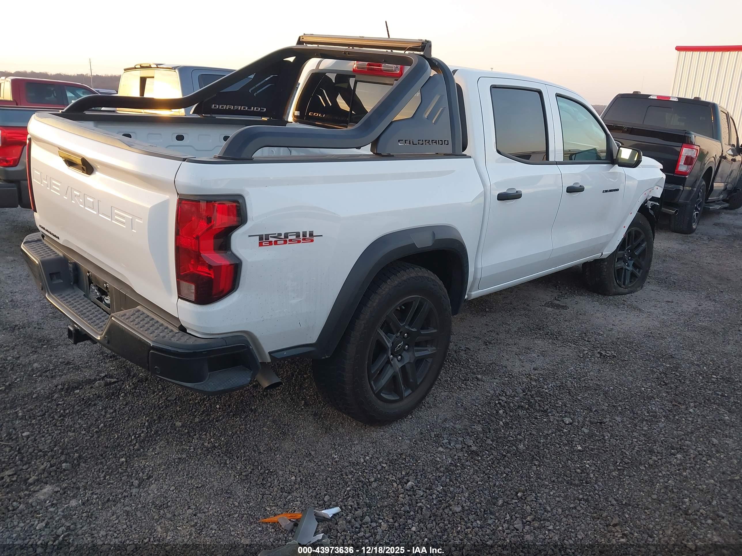CHEVROLET COLORADO image 4