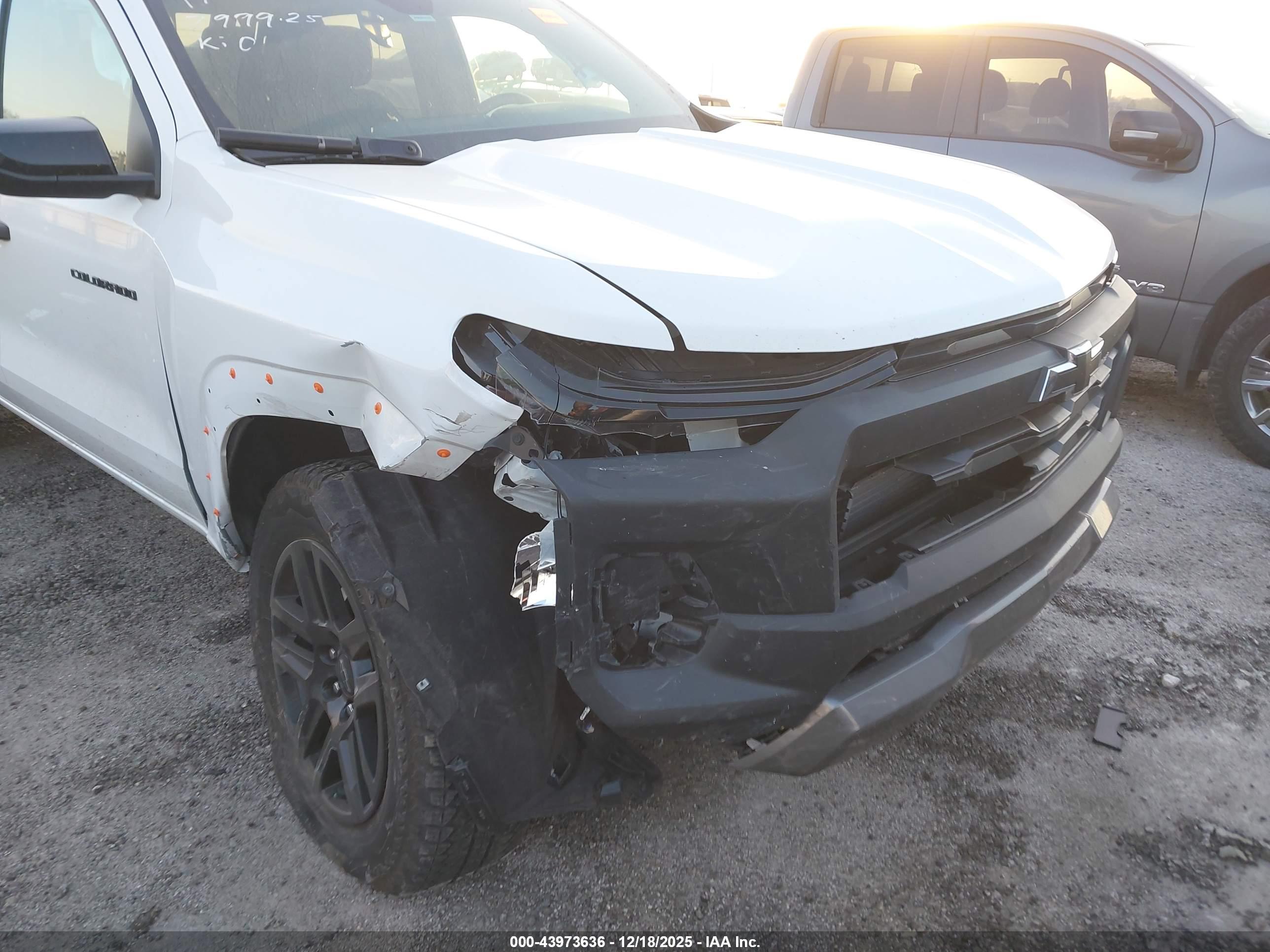 CHEVROLET COLORADO image 6